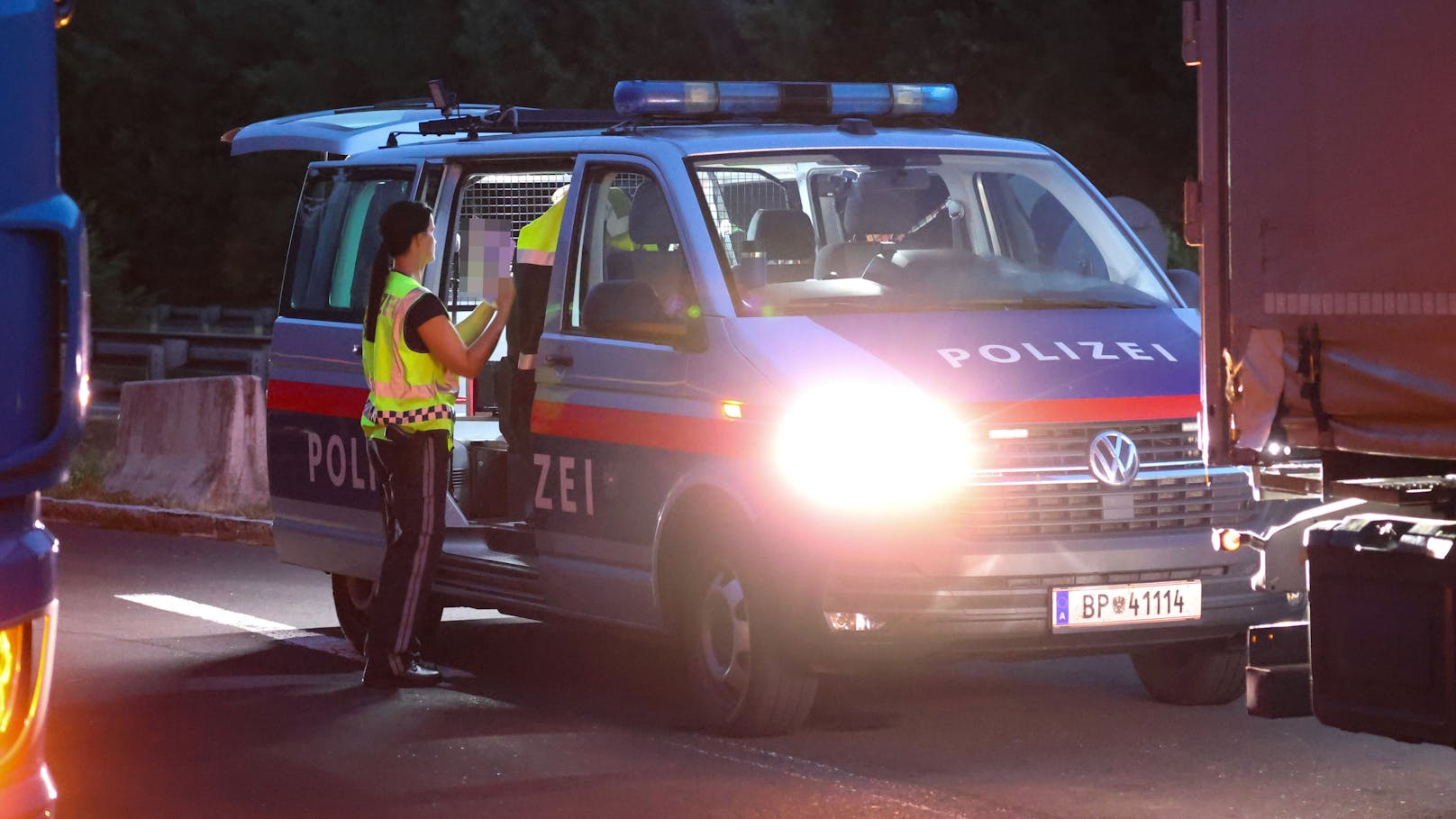 Einsatzkräfte dreier Feuerwehren wurden am Dienstag in den frühen Morgenstunden zu einem Lkw-Brand auf die A8 Innkreisautobahn bei Krenglbach (Bezirk Wels-Land) alarmiert.