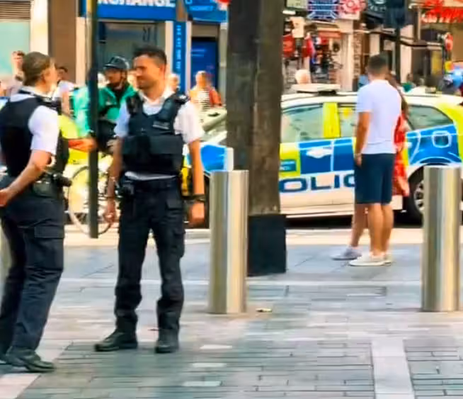 Am belebten Leicester Square im Zentrum von London sind ein elfjähriges Mädchen und eine 34-jährige Frau niedergestochen worden.