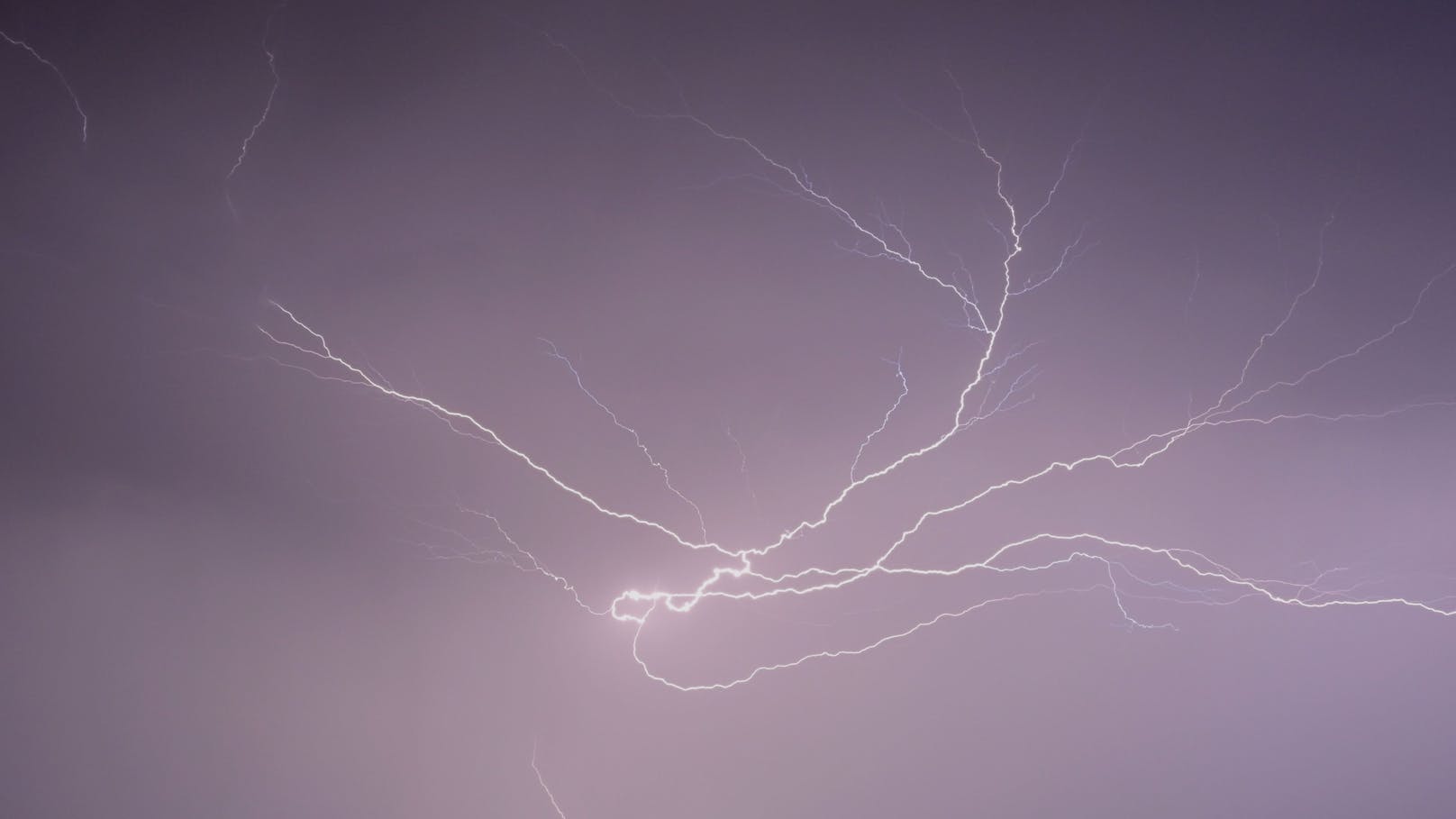 Blitzintensive Gewitter zogen Montagabend über die Region Kaprun im Salzburger Land in Österreich hinweg. Immer wieder erhellte sich der abendliche Himmel in einem beeindruckenden Schauspiel der Natur.