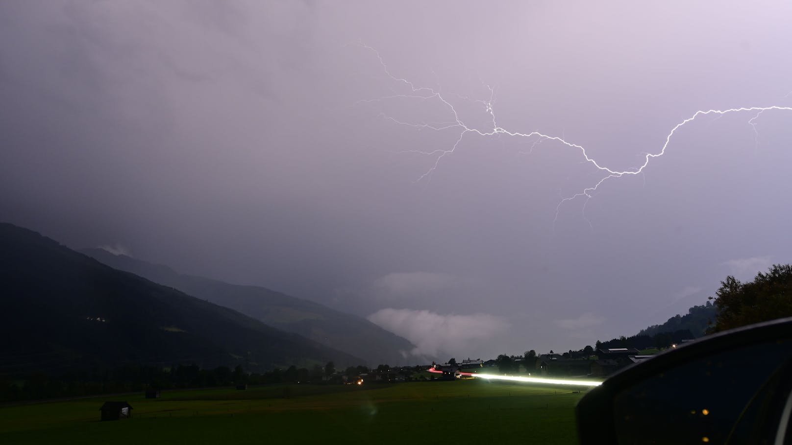 Blitzintensive Gewitter zogen Montagabend über die Region Kaprun im Salzburger Land in Österreich hinweg. Immer wieder erhellte sich der abendliche Himmel in einem beeindruckenden Schauspiel der Natur.