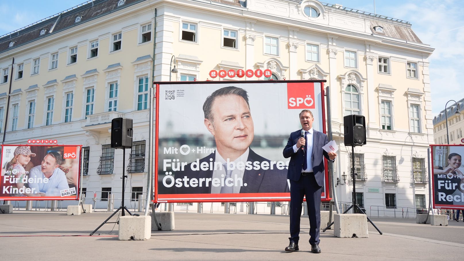 Plakatpräsentation: Mit "Herz + Hirn" will sich Andreas Babler "für dein besseres Österreich" einsetzen.