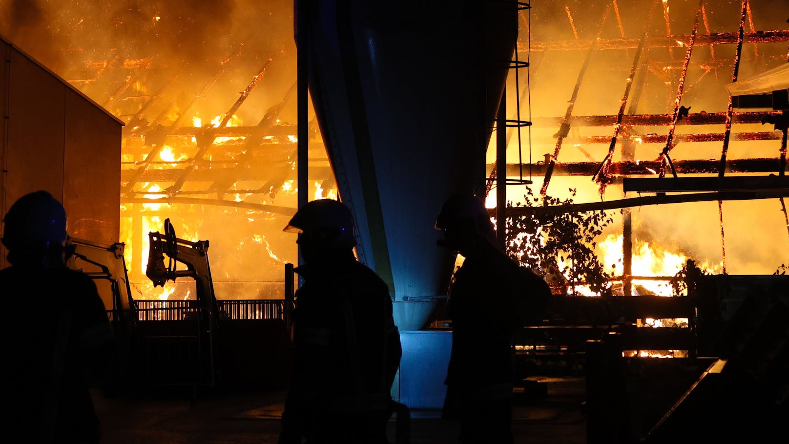 Ein Blitzeinschlag dürfte die Ursache für einen Großbrand am späten Montagabend auf einem Bauernhof in Fraham (Bezirk Eferding) gewesen sein. Zwölf umliegende Feuerwehren standen im Löscheinsatz.