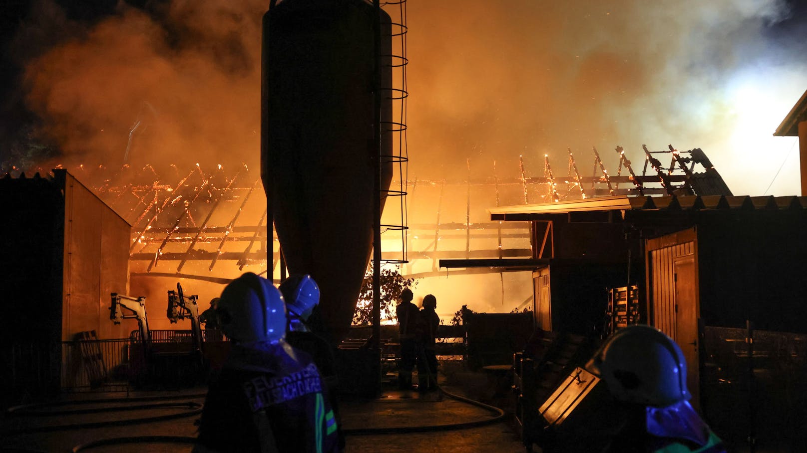 Ein Blitzeinschlag dürfte die Ursache für einen Großbrand am späten Montagabend auf einem Bauernhof in Fraham (Bezirk Eferding) gewesen sein. Zwölf umliegende Feuerwehren standen im Löscheinsatz.