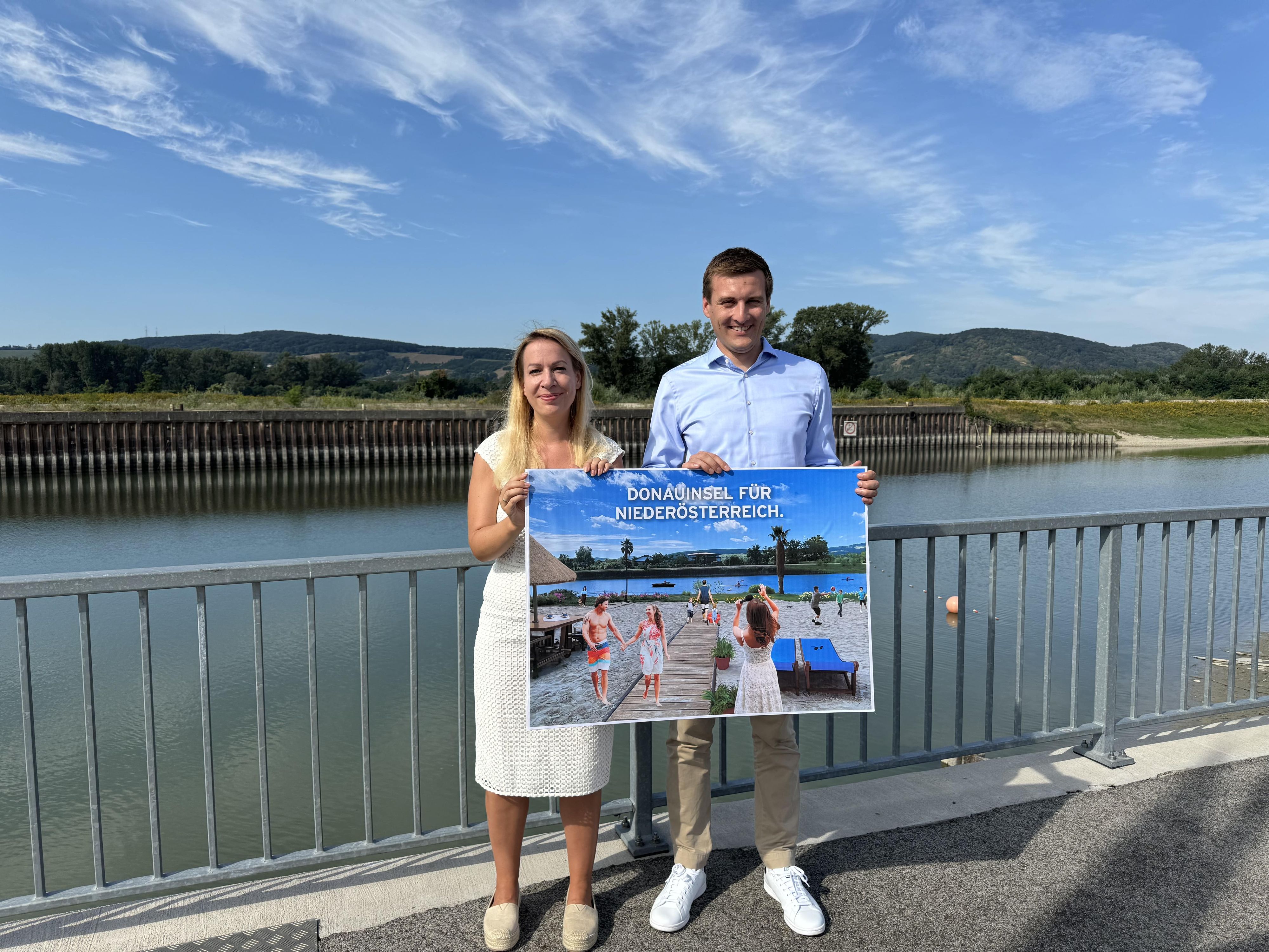 Landesrat Sven Hergovich (r.) und Vize-Bürgermeisterin Bernadette Haider-Wittmann in Korneuburg