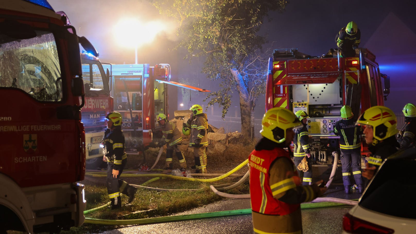 Ein Blitzeinschlag dürfte die Ursache für einen Großbrand am späten Montagabend auf einem Bauernhof in Fraham (Bezirk Eferding) gewesen sein. Zwölf umliegende Feuerwehren standen im Löscheinsatz.