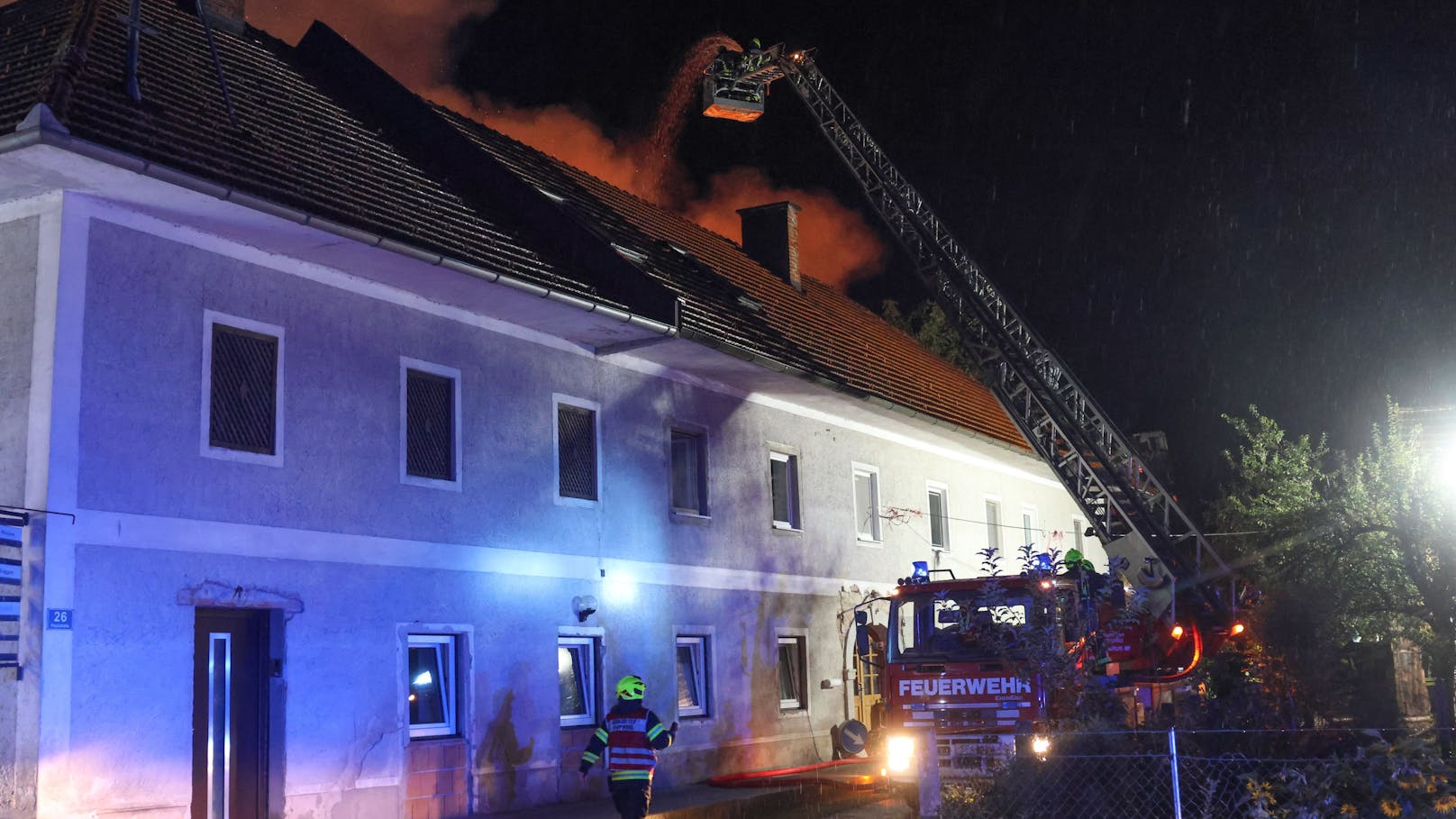 Ein Blitzeinschlag dürfte die Ursache für einen Großbrand am späten Montagabend auf einem Bauernhof in Fraham (Bezirk Eferding) gewesen sein. Zwölf umliegende Feuerwehren standen im Löscheinsatz.