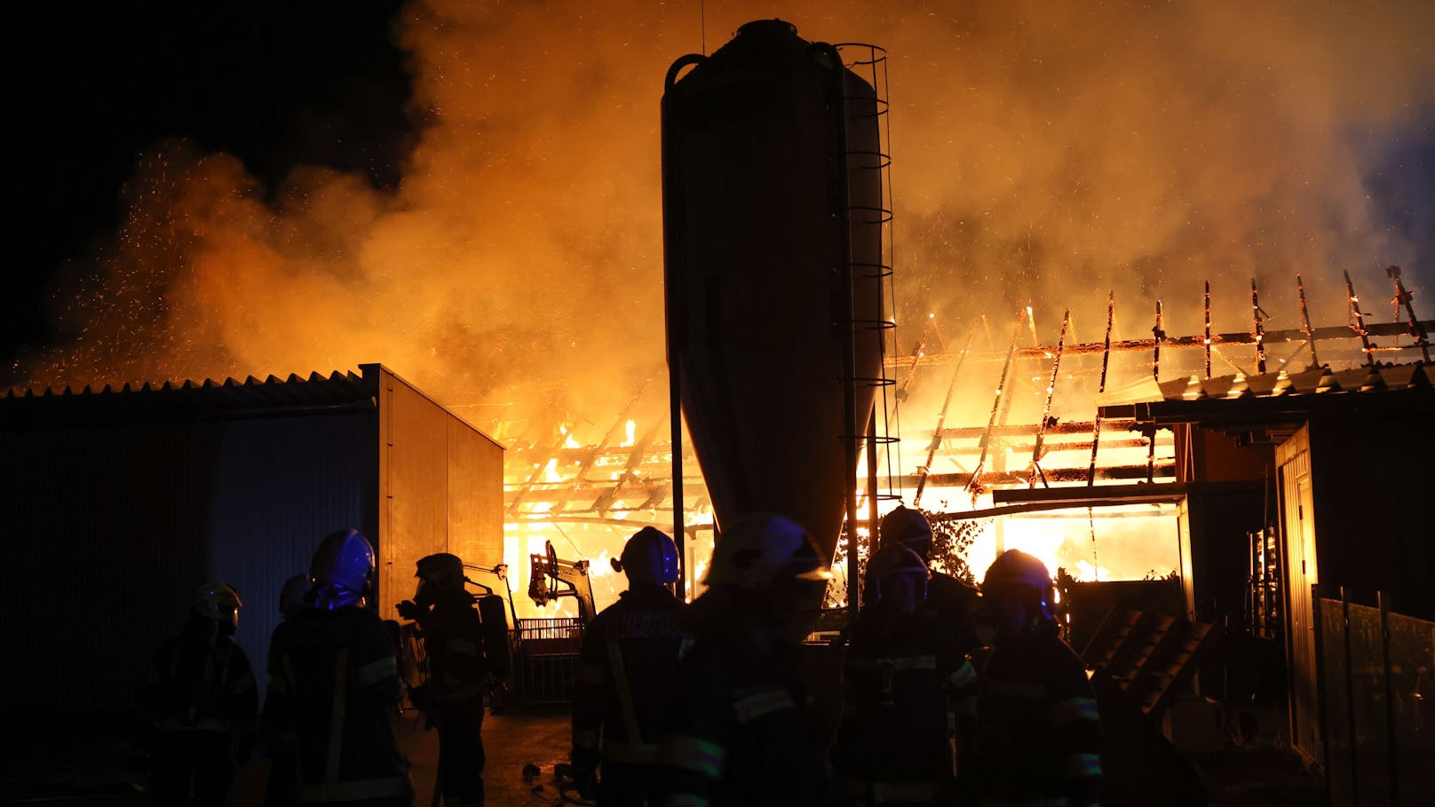 Ein Blitzeinschlag dürfte die Ursache für einen Großbrand am späten Montagabend auf einem Bauernhof in Fraham (Bezirk Eferding) gewesen sein. Zwölf umliegende Feuerwehren standen im Löscheinsatz.