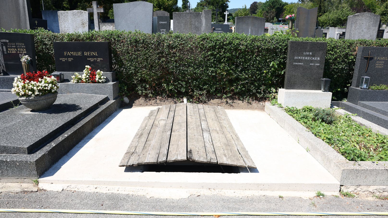 Bereits 2023 kaufte Richard Lugner am Grinzinger Friedhof zwei Grabstätten. Die Gruft soll Platz für die sterblichen Überreste von sechs Menschen bieten.