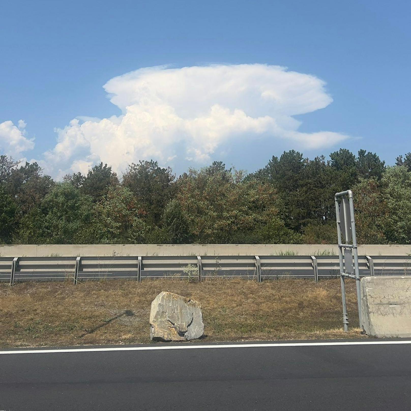 Ubimet-Meteorologe Peter Wölflingseder entdeckte eine spektakuläre Gewitterzelle über dem Wienerwald.