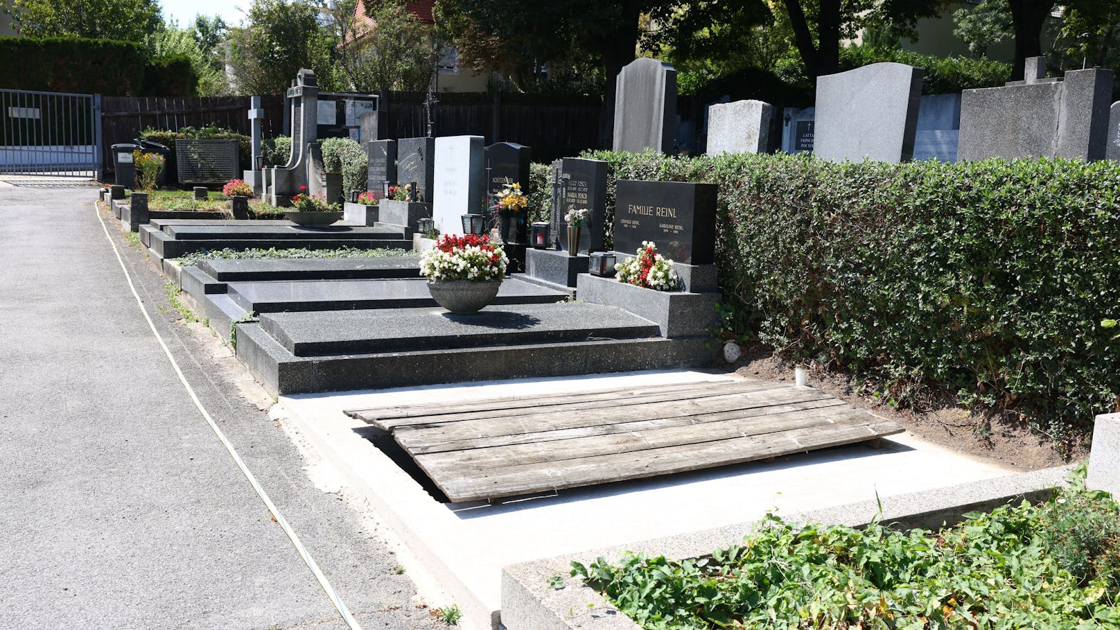 Bereits 2023 kaufte Richard Lugner am Grinzinger Friedhof zwei Grabstätten. Die Gruft soll Platz für die sterblichen Überreste von sechs Menschen bieten.