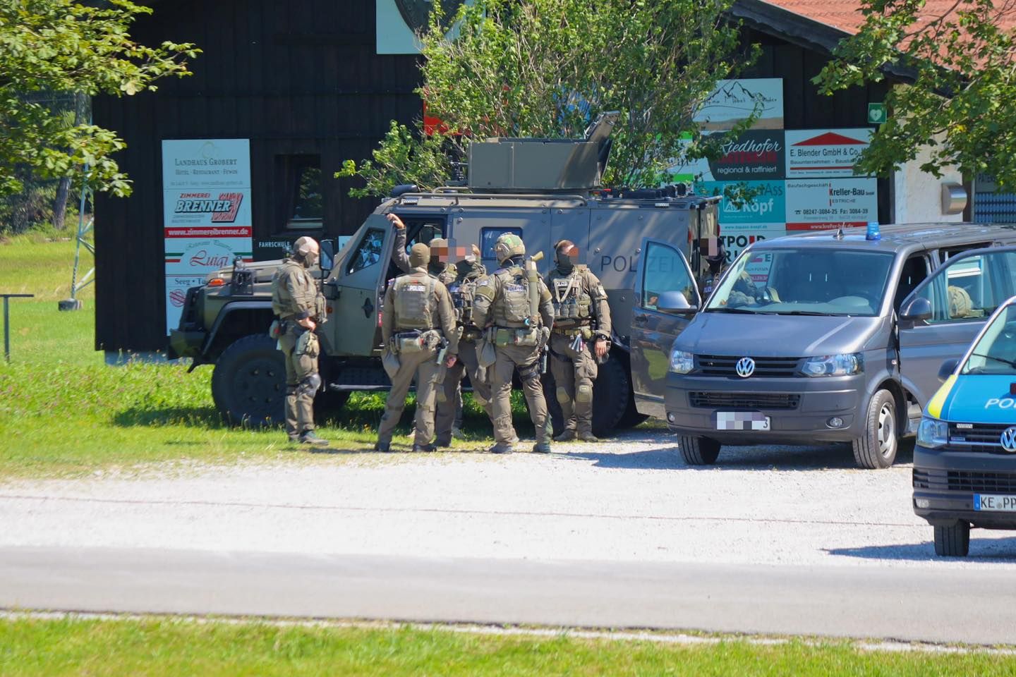 Großer SEK-Einsatz bei Seeg (Bayern). Anwohner berichten von Schüssen, die gefallen seien.