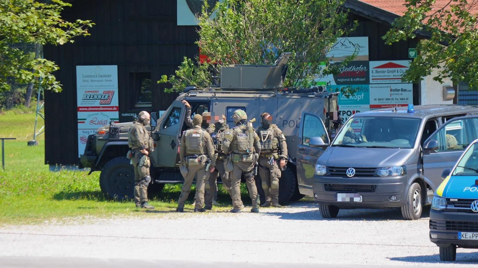 Streit eskaliert! Polizei rückt mit Panzerfahrzeugen an