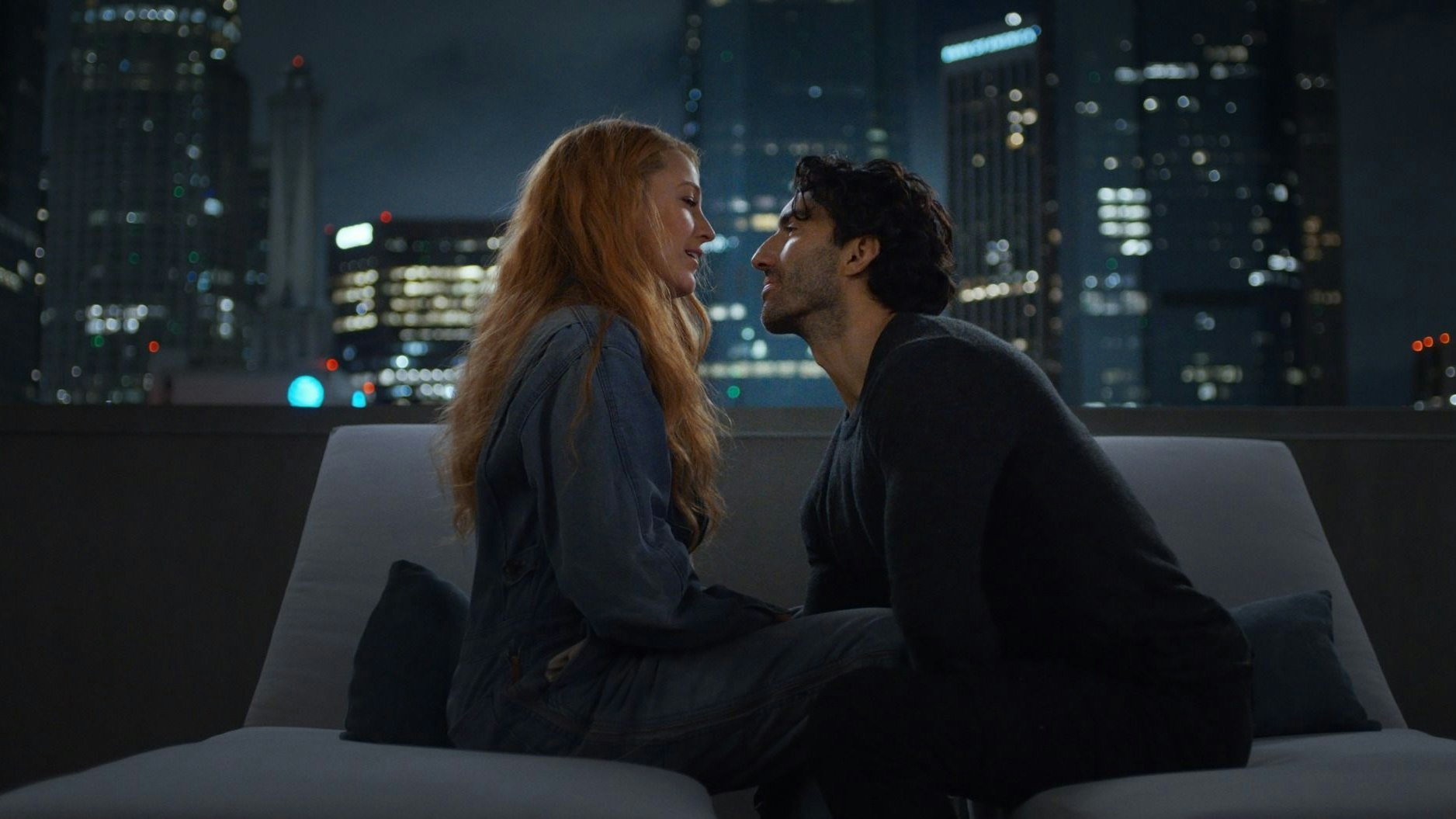 Die Liebesgeschichte zwischen Lily (Blake Lively) und Ryle (Justin Baldoni) beginnt eines Nachts auf einer Dachterrasse