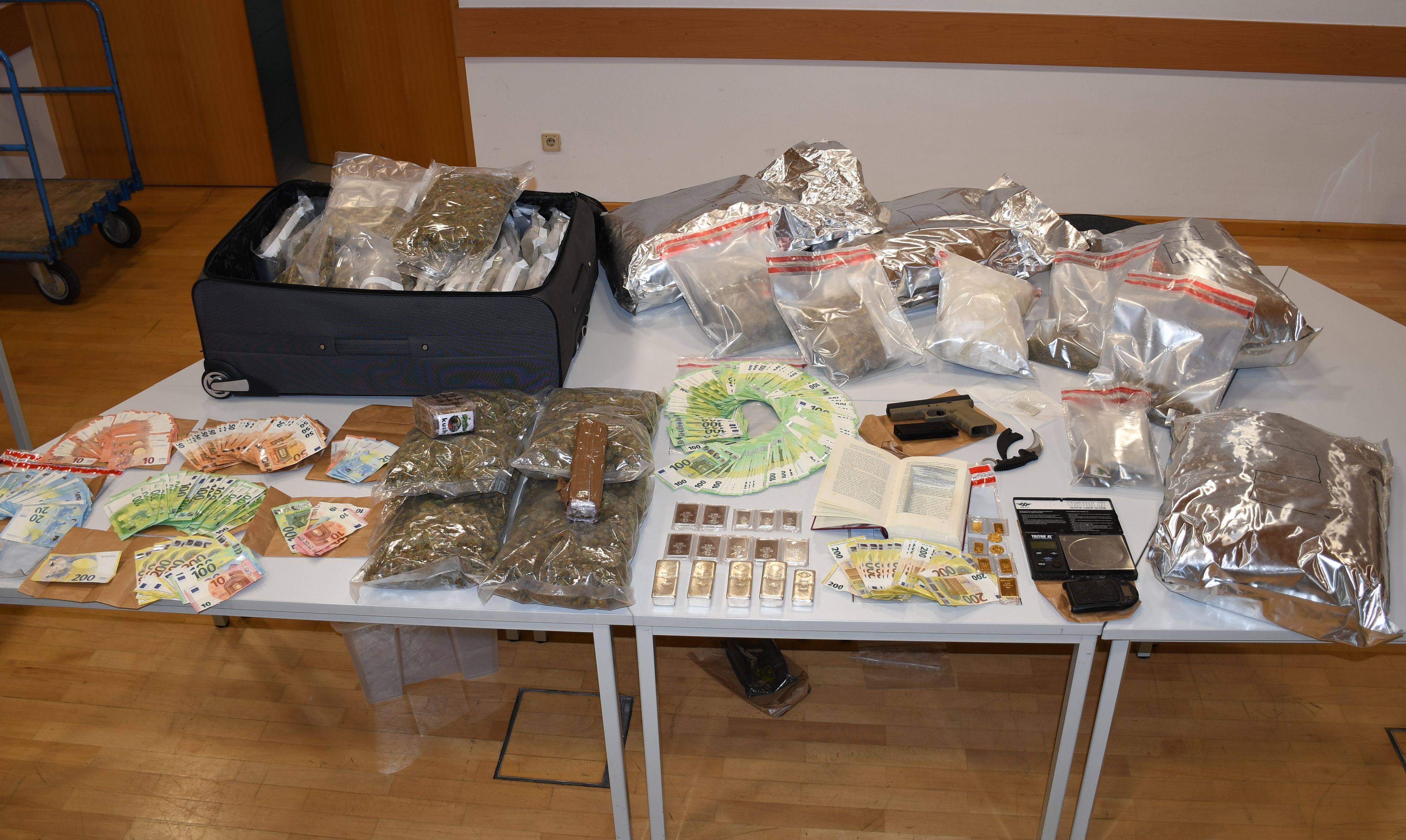 Neben Cannabiskraut- und Harz wurden auch Bargeld in der Höhe von mehreren zehntausend Euro, Silber- und Goldbestände und eine Softair-Pistole sichergestellt.