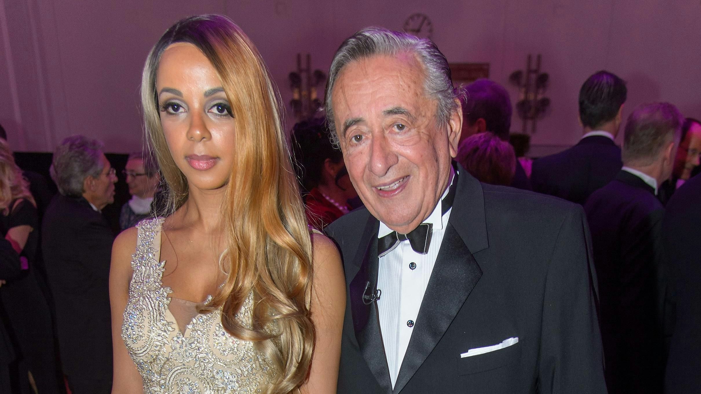 Heute.at - Kolibri trauert um Lugner – teilt ihre nackten Brüste