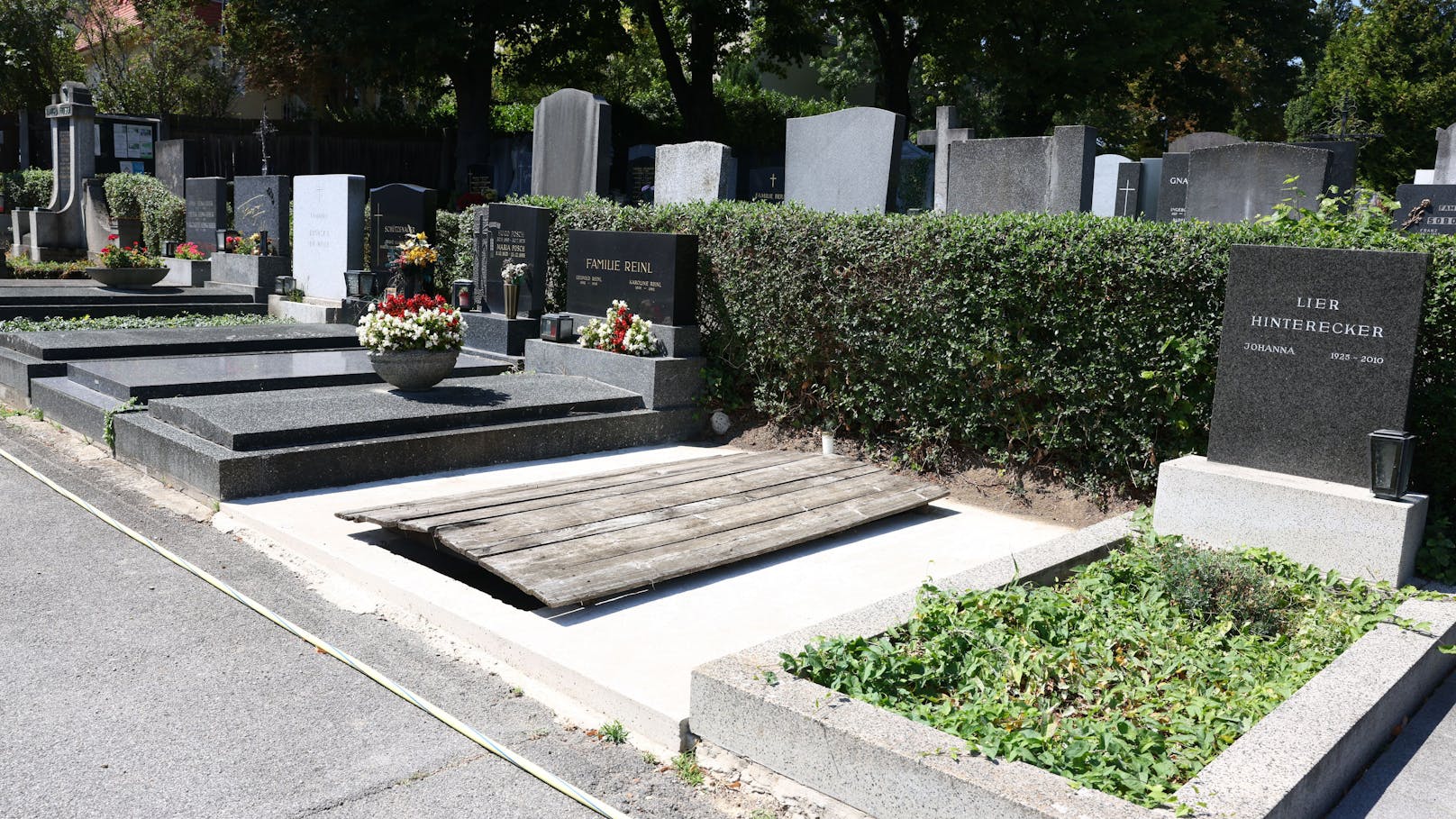 Bereits 2023 kaufte Richard Lugner am Grinzinger Friedhof zwei Grabstätten. Die Gruft soll Platz für die sterblichen Überreste von sechs Menschen bieten.