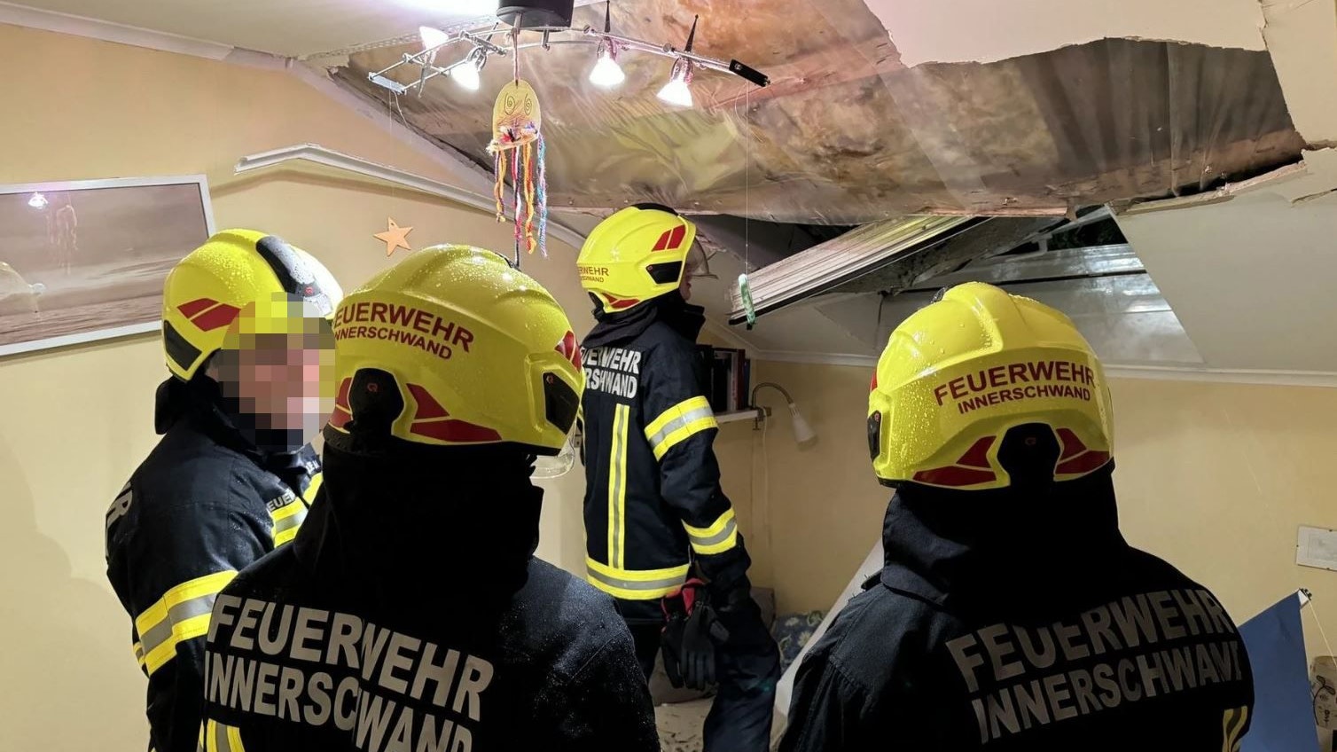 Heute.at - Baum stürzt auf Kinderzimmer – Verspätung rettet Kinder