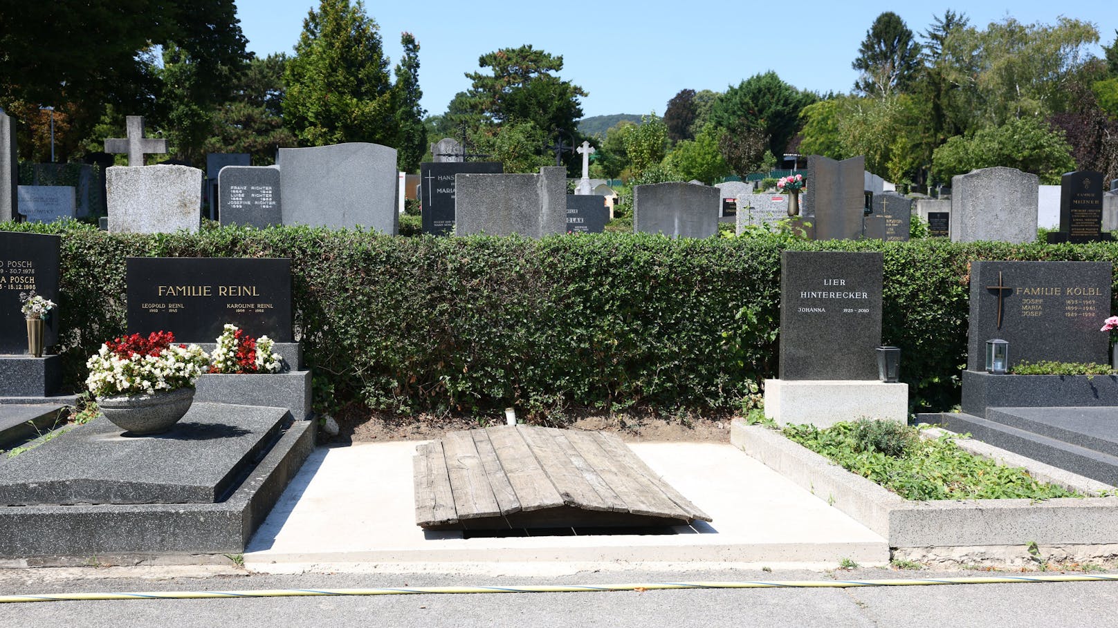 Bereits 2023 kaufte Richard Lugner am Grinzinger Friedhof zwei Grabstätten. Die Gruft soll Platz für die sterblichen Überreste von sechs Menschen bieten.