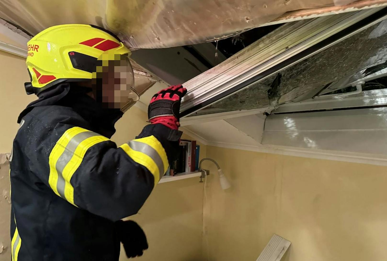 Ein Baum stürzte bei einem Gewitter auf ein Haus. Das Kinderzimmer wurde beschädigt.