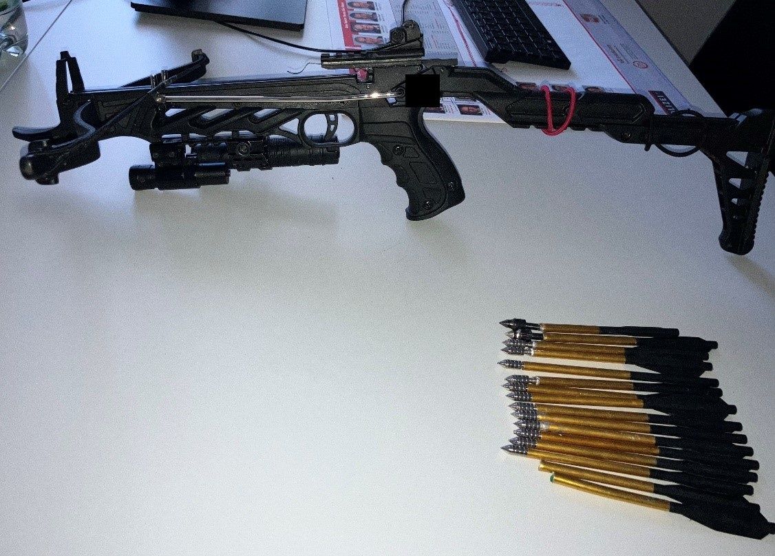 Mit dieser Armbrust rannte ein 45-jähriger Italiener durch den 3. Bezirk.