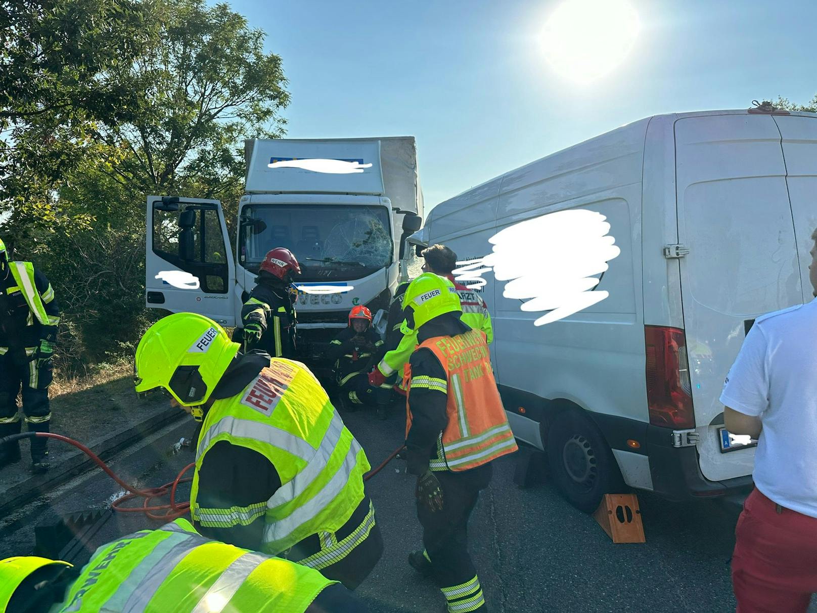 Pkw gegen Lkw: Einsatzkräfte vor Ort