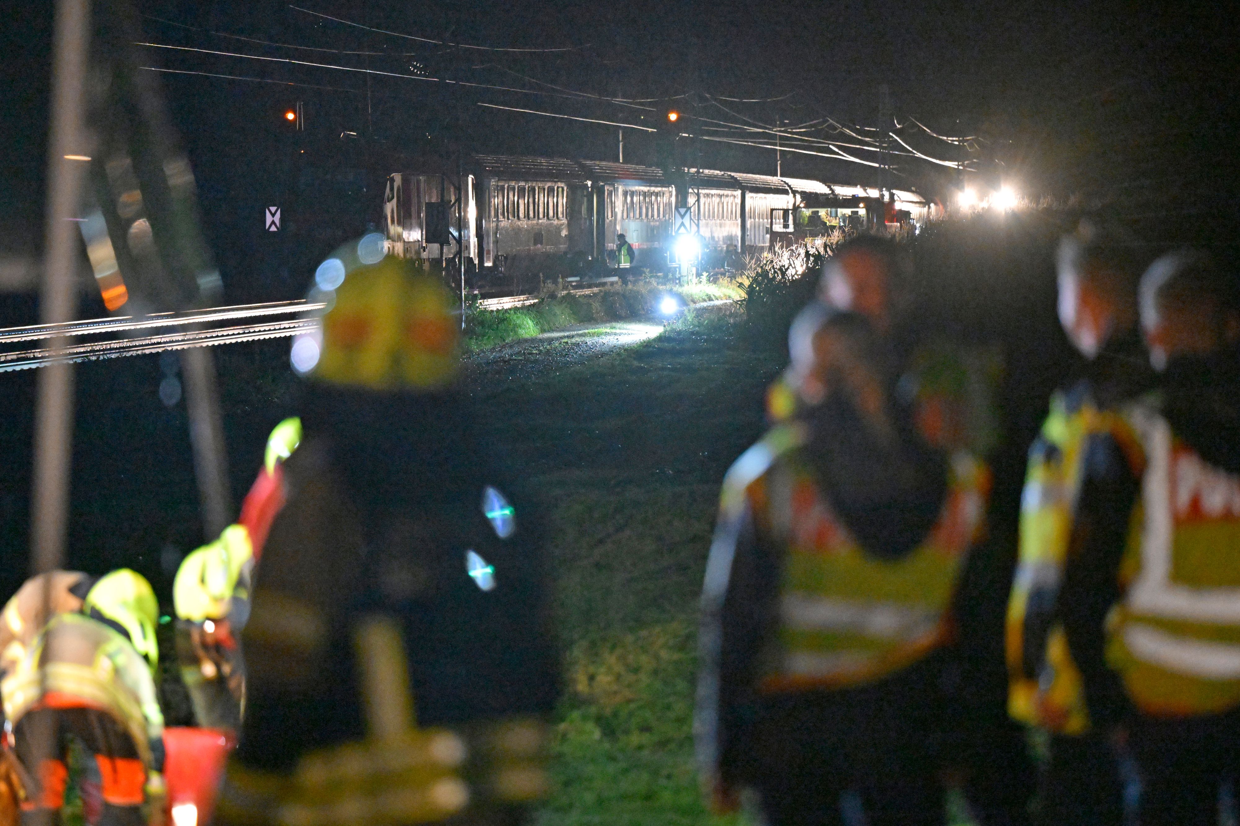Aufgrund heftiger Unwetter kollidierte in Bayern ein Eurocity mit einem Baum, der auf den Gleisen lag. Verletzt wurde niemand, der Bahnverkehr war stundenlang gesperrt.