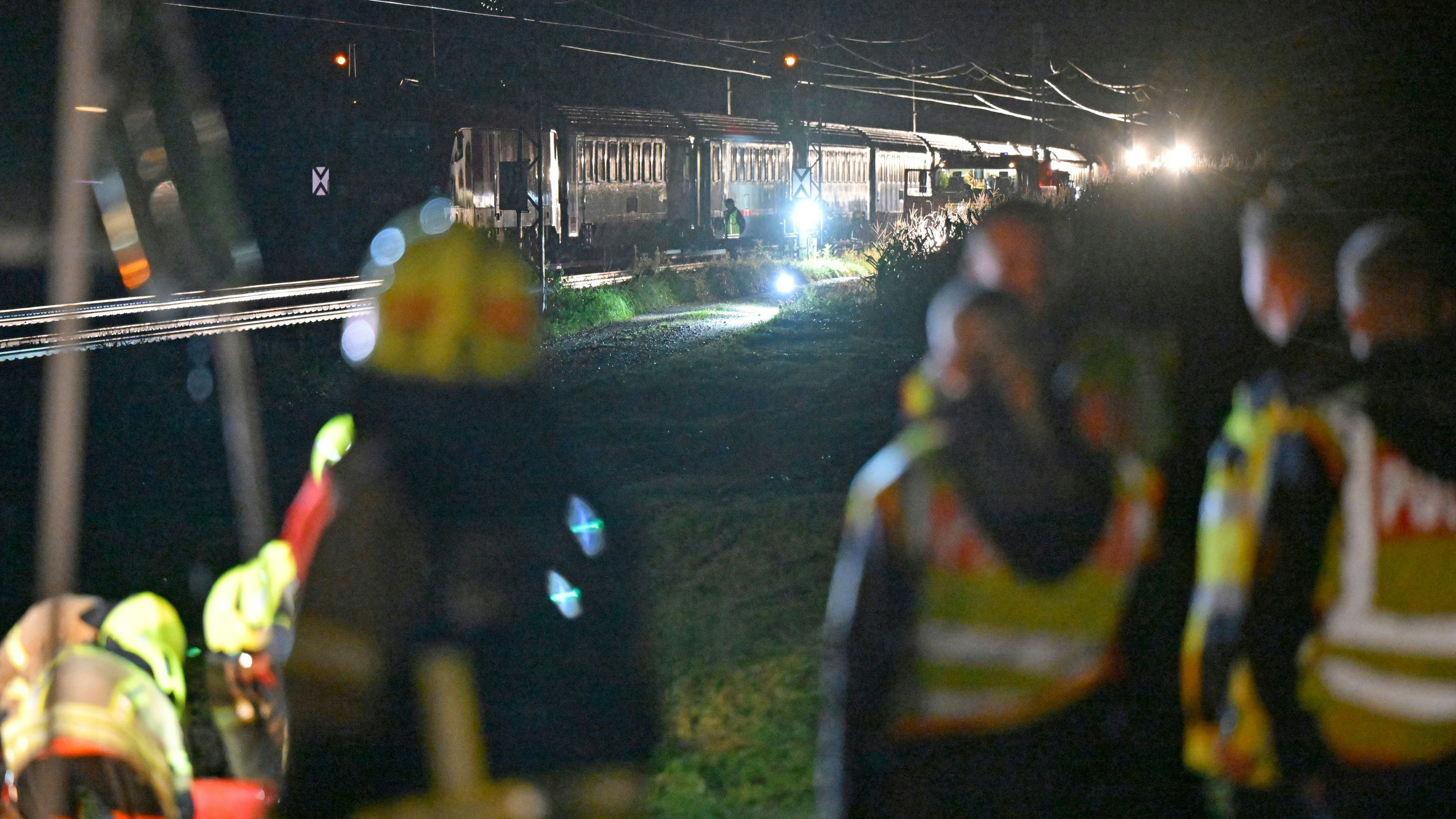 Heute.at - Schwere Unwetter in Deutschland – Zug kracht in Baum