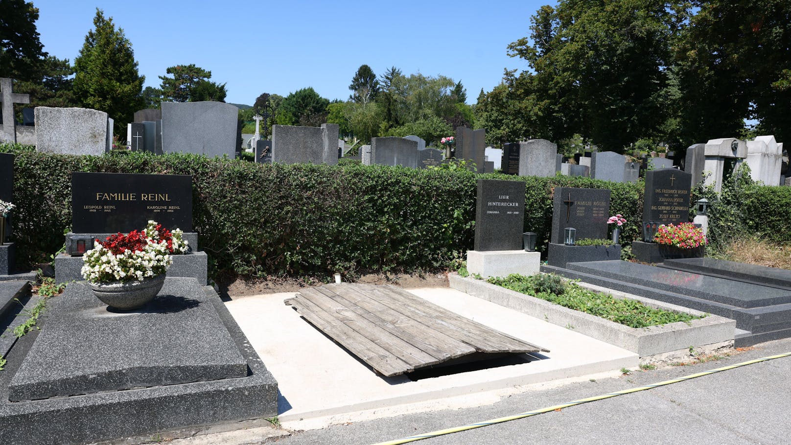 Bereits 2023 kaufte Richard Lugner am Grinzinger Friedhof zwei Grabstätten. Die Gruft soll Platz für die sterblichen Überreste von sechs Menschen bieten.