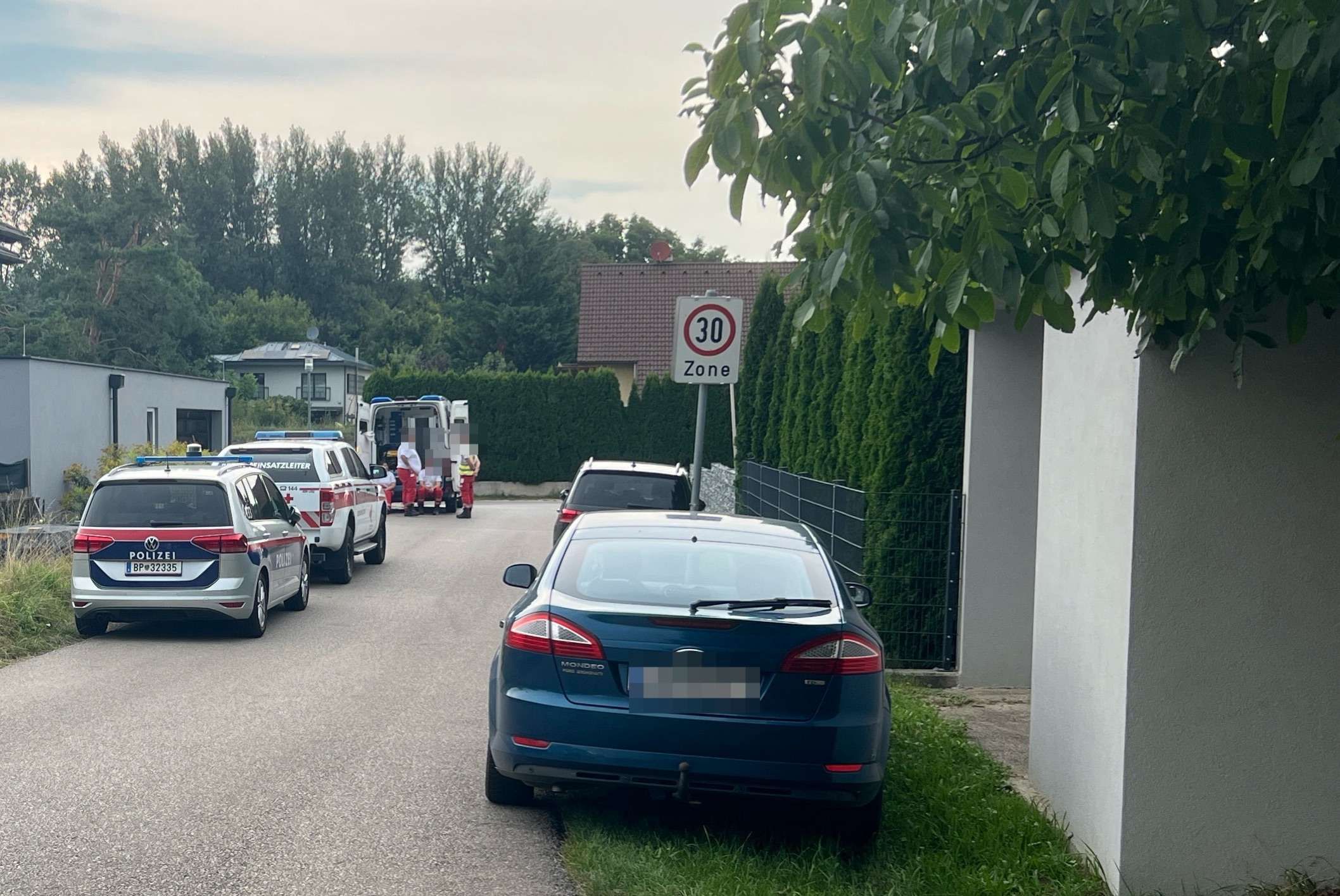 Notärzte und Polizei vor dem Familienhaus – hier wurden die drei Toten gefunden.