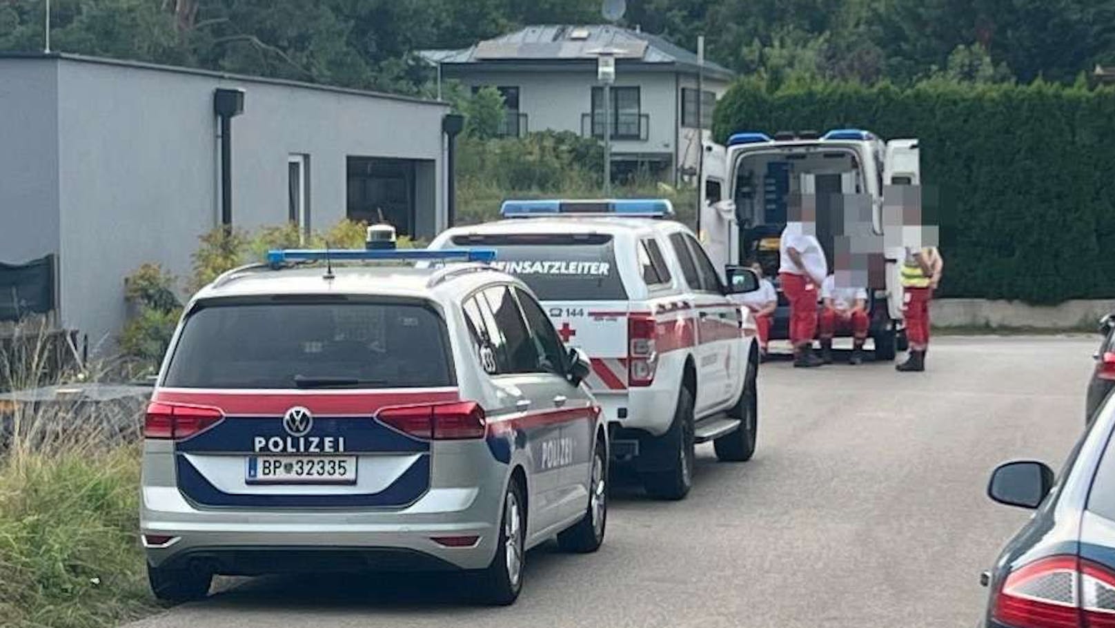 Notärzte und Polizei vor dem Familienhaus – hier wurden die drei Toten gefunden.