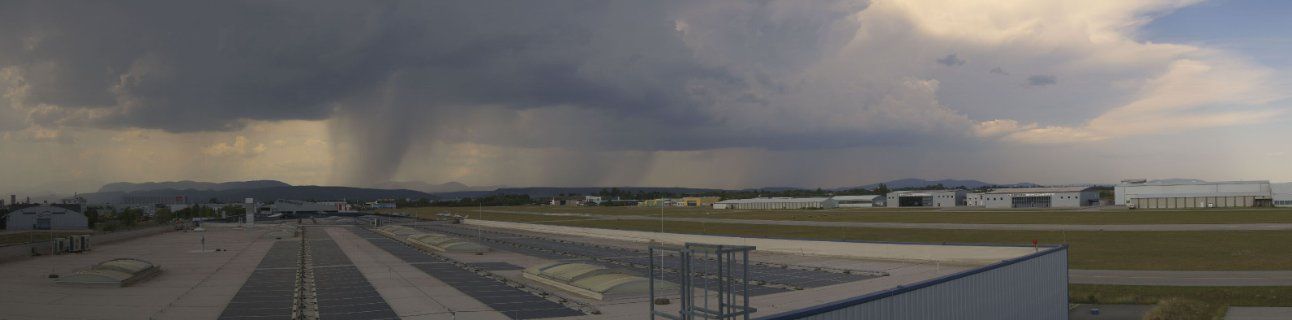 In Wiener Neustadt sieht es schon trüb aus – das Unwetter könnte auch Richtung Wien ziehen.
