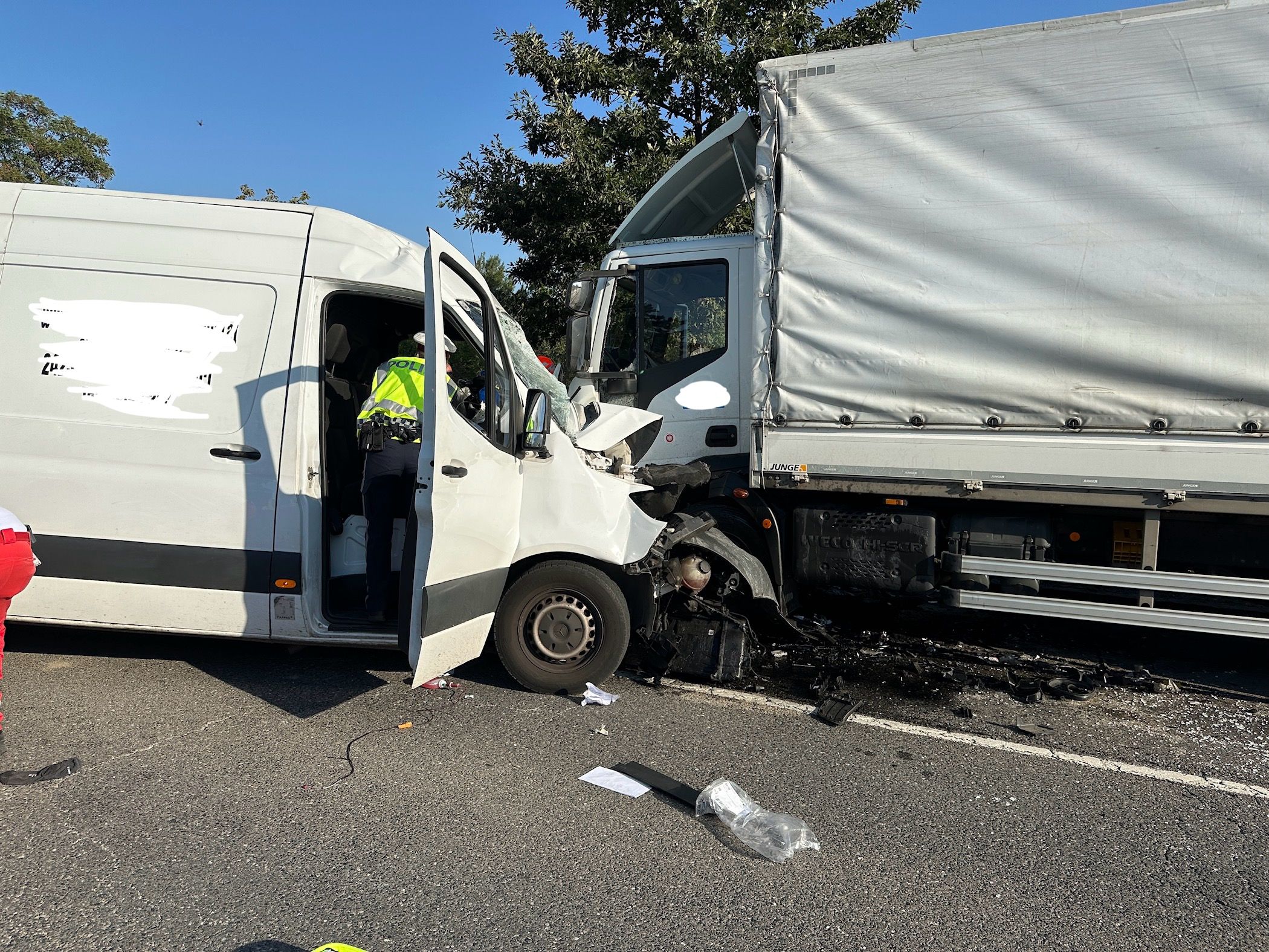 Transporter gegen Lkw: Einsatzkräfte vor Ort