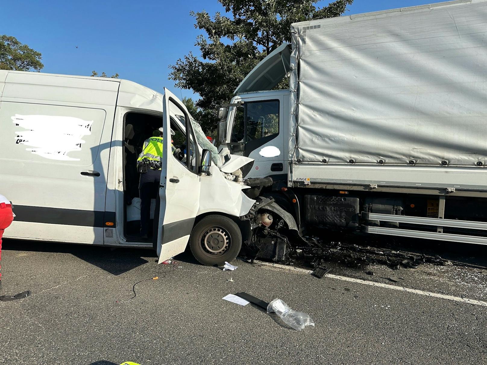 Pkw gegen Lkw: Einsatzkräfte vor Ort