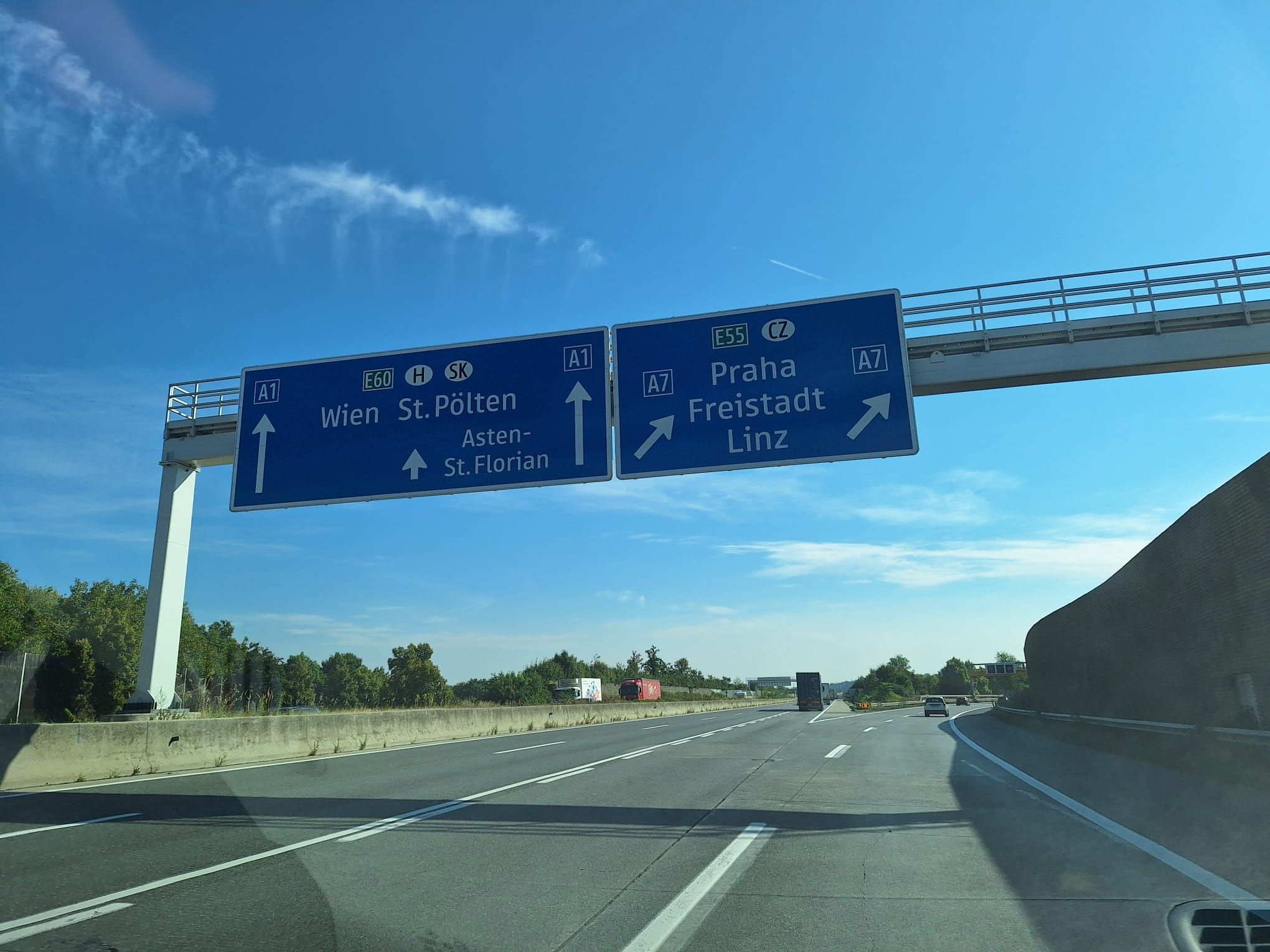 Bei der Autobahn-Raststätte Anfelden auf der A1 kam es am Sonntag zu der brutalen Messer-Attacke.