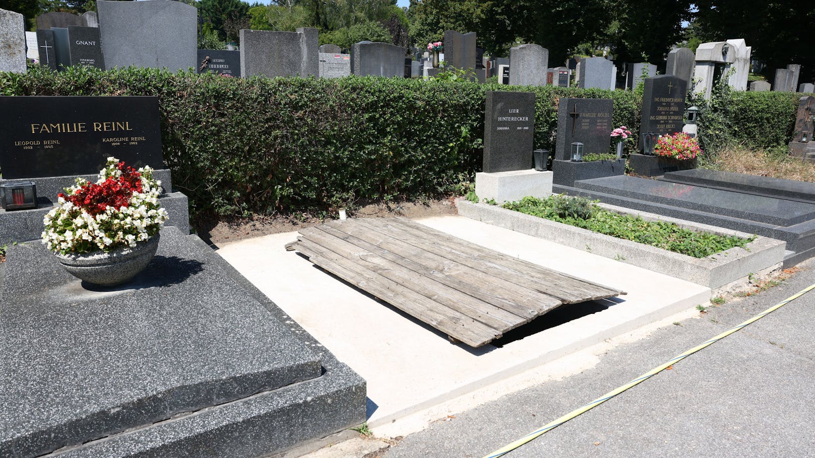 Bereits 2023 kaufte Richard Lugner am Grinzinger Friedhof zwei Grabstätten. Die Gruft soll Platz für die sterblichen Überreste von sechs Menschen bieten.