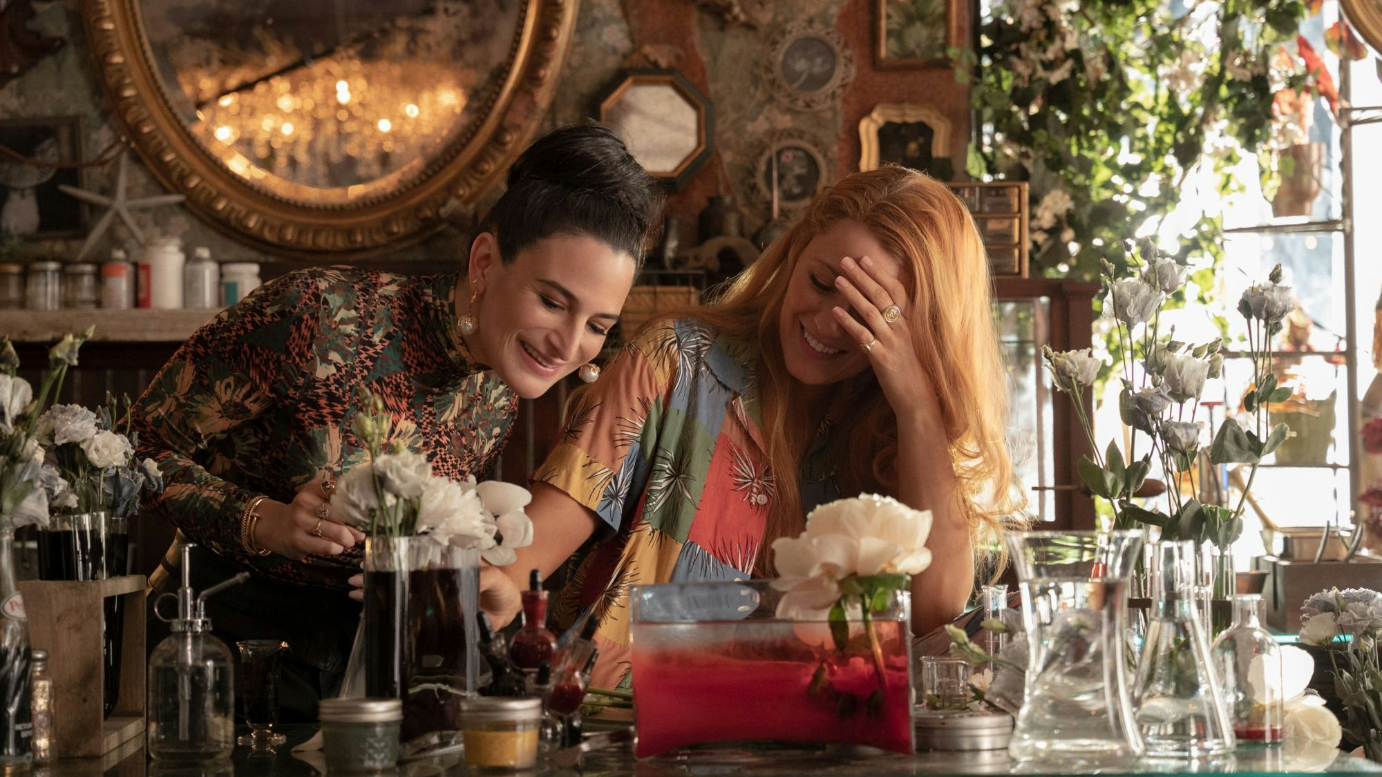 Lily (Blake Lively) mit Ryles Schwester Alyssa (Jenny Slate) – sie weiß, weshalb Ryle regelmäßige Gewalt-Aussetzer hat