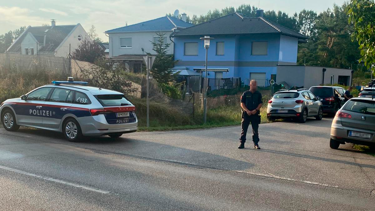 Im Obergeschoss dieses blauen Hauses wurden die drei Toten gefunden.