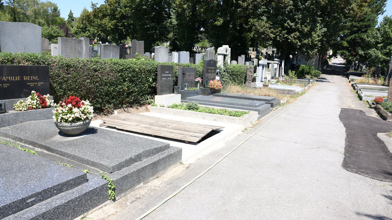 Bereits 2023 kaufte Richard Lugner am Grinzinger Friedhof zwei Grabstätten. Die Gruft soll Platz für die sterblichen Überreste von sechs Menschen bieten.