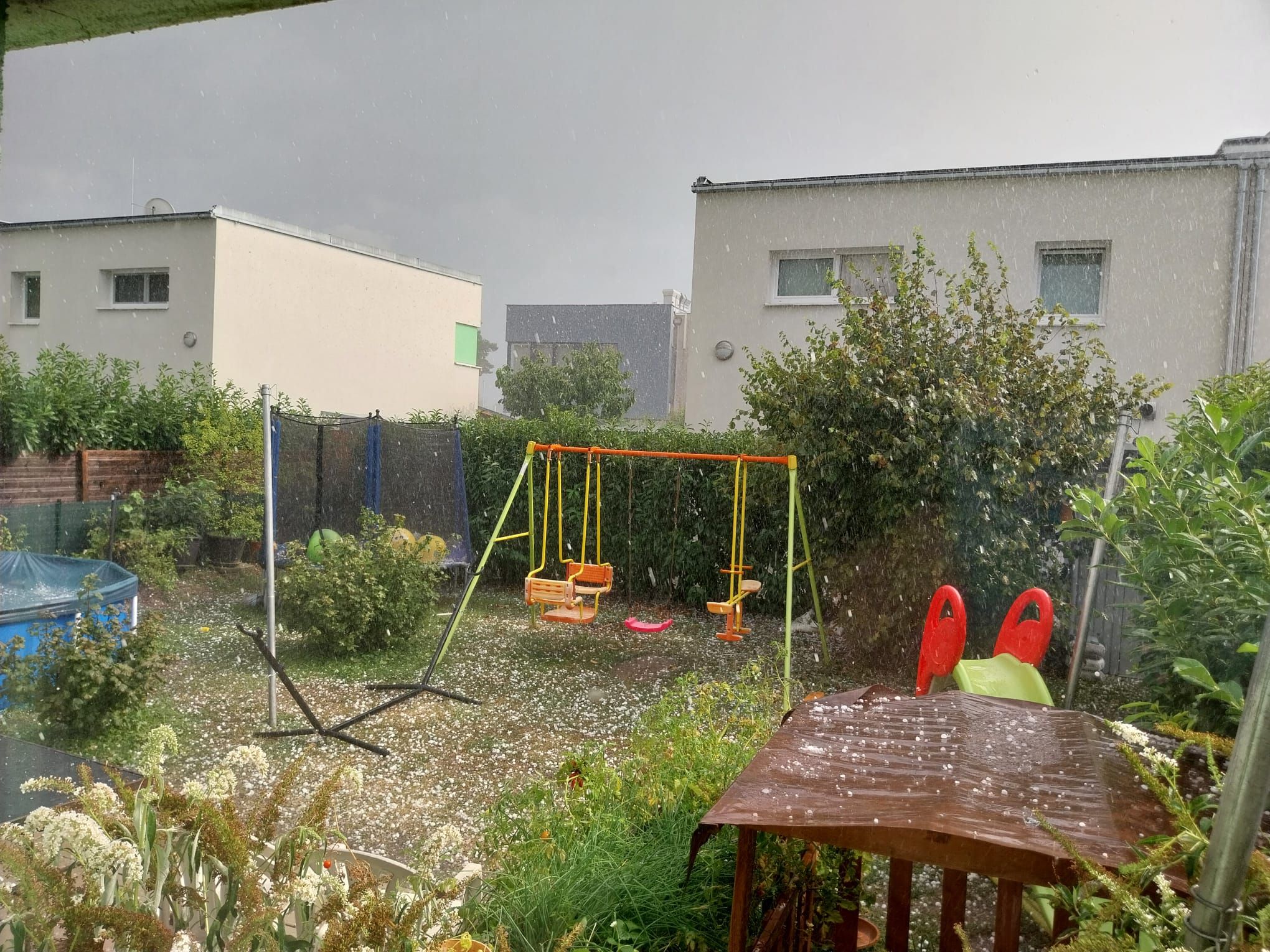 Der Hagel machte den Garten plötzlich weiß: 