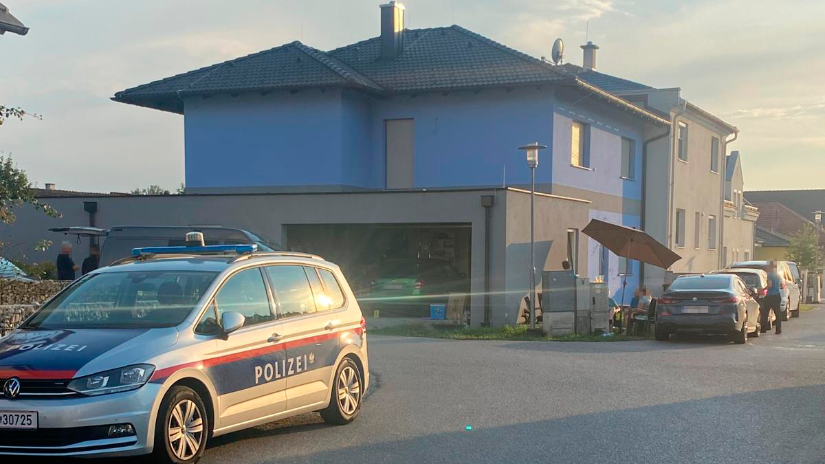 Einsatzkräfte in Muckendorf-Wipfing: Hier wurden drei Tote, darunter zwei Kinder am 14. August 2024 aufgefunden. Inzwischen wurde auch der Freund der Mutter der Kinder tot entdeckt - in einem anderen Bezirk.