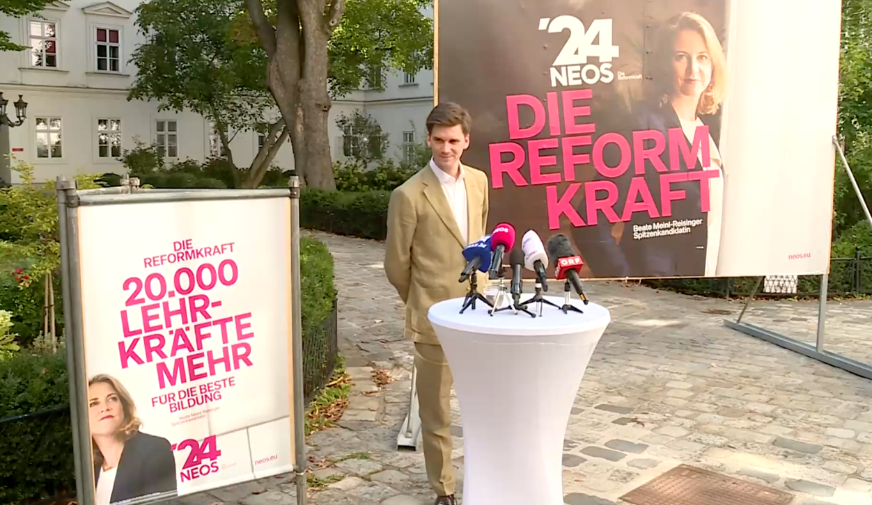 NEOS Generalsekretär Douglas Hoyos stellte die Plakate am Mittwochvormittag vor.