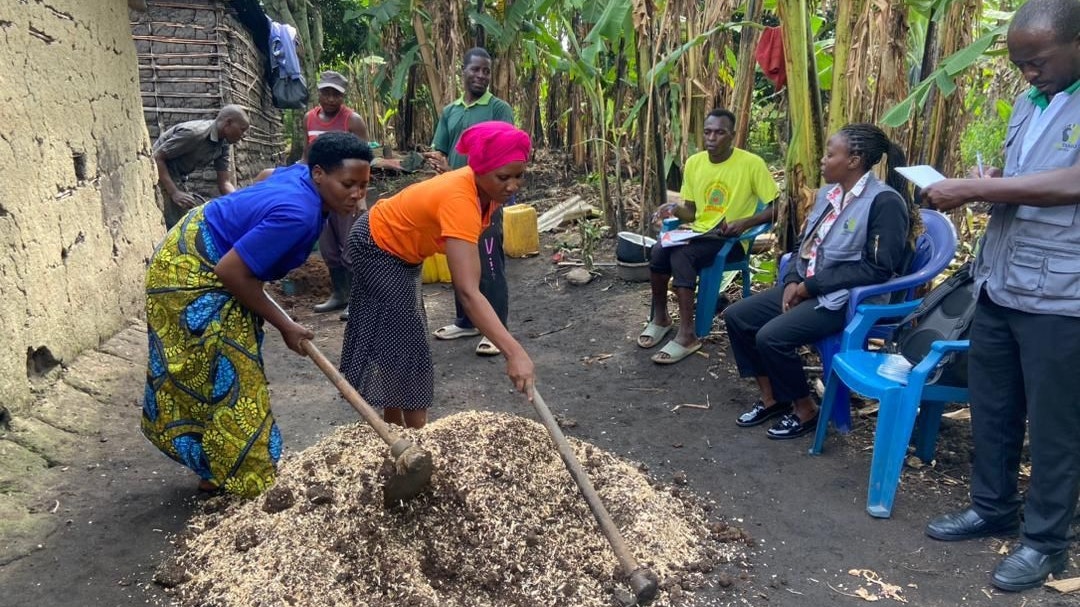 Den Bewohnern werden klimataugliche, landwirtschaftliche Methoden gelehrt.