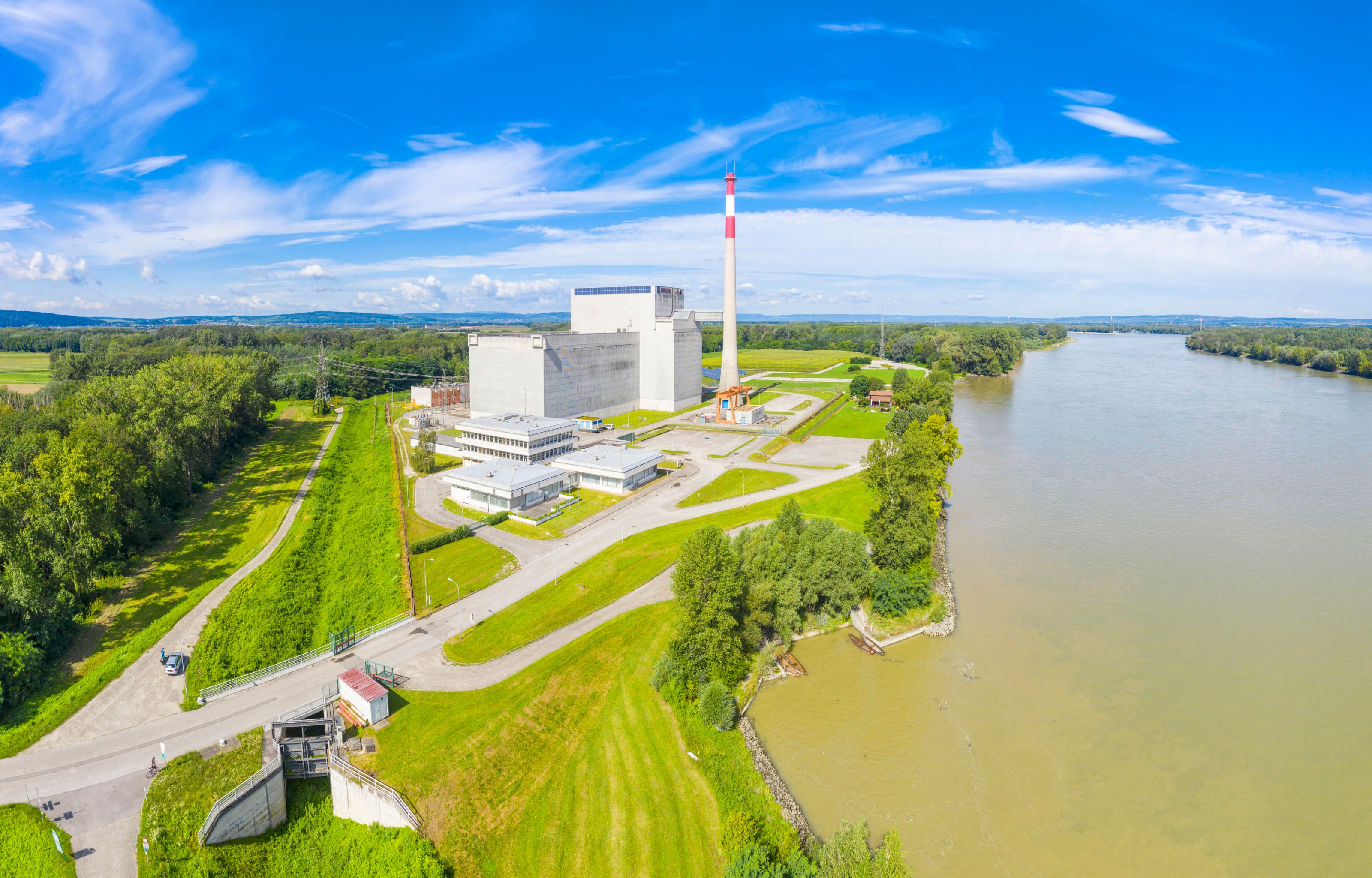 Das nie in Betrieb gegangene Atomkraftwerk Zwentendorf (offizielle Bezeichnung des Betreibers EVN) (auch Kernkraftwerk Tullnerfeld) in Zwentendorf an der Donau (Niederösterreich)