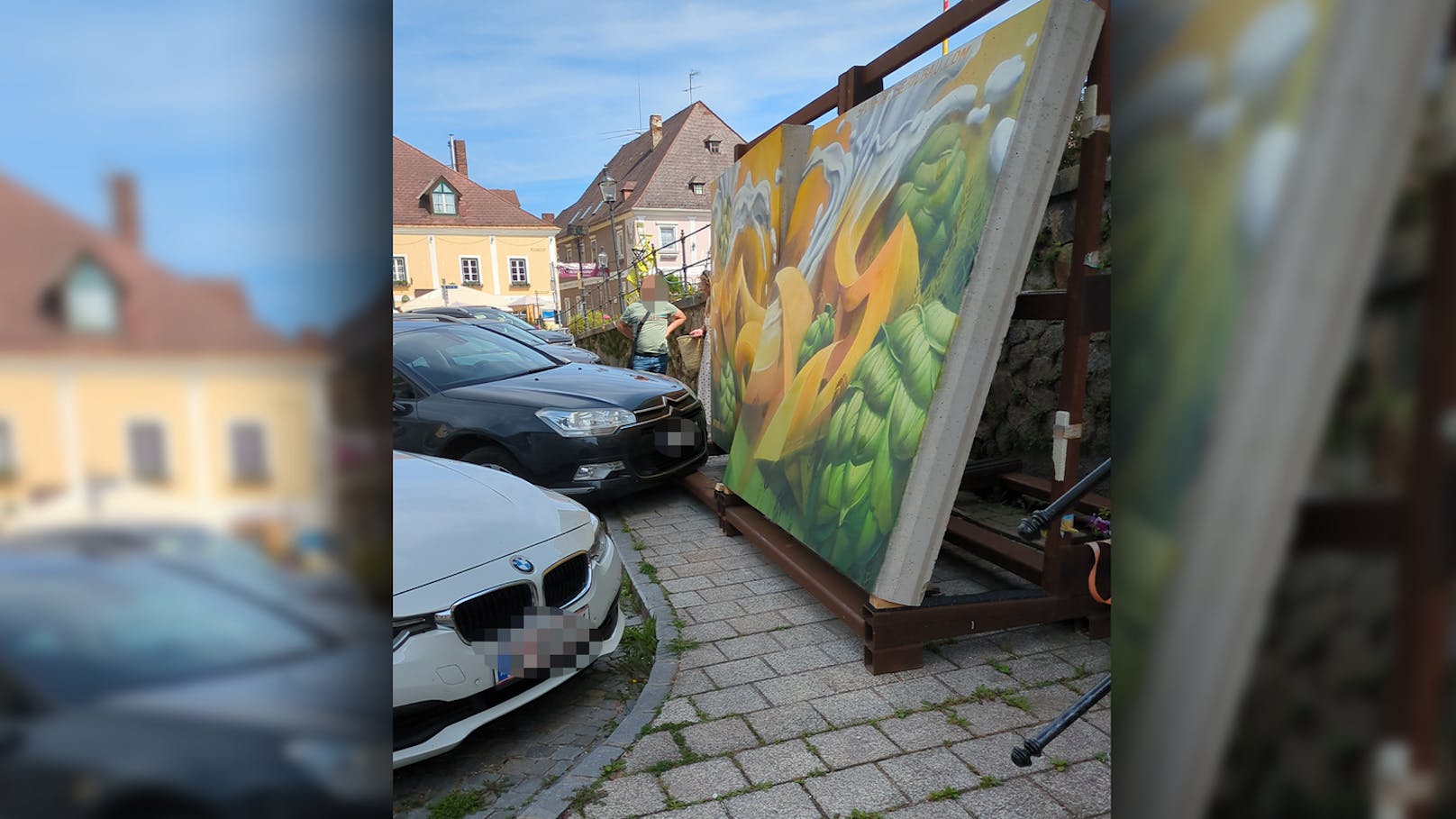 Gefährlich! Lenkerin donnert in "Zwei-Tonnen"-Kunstwerk