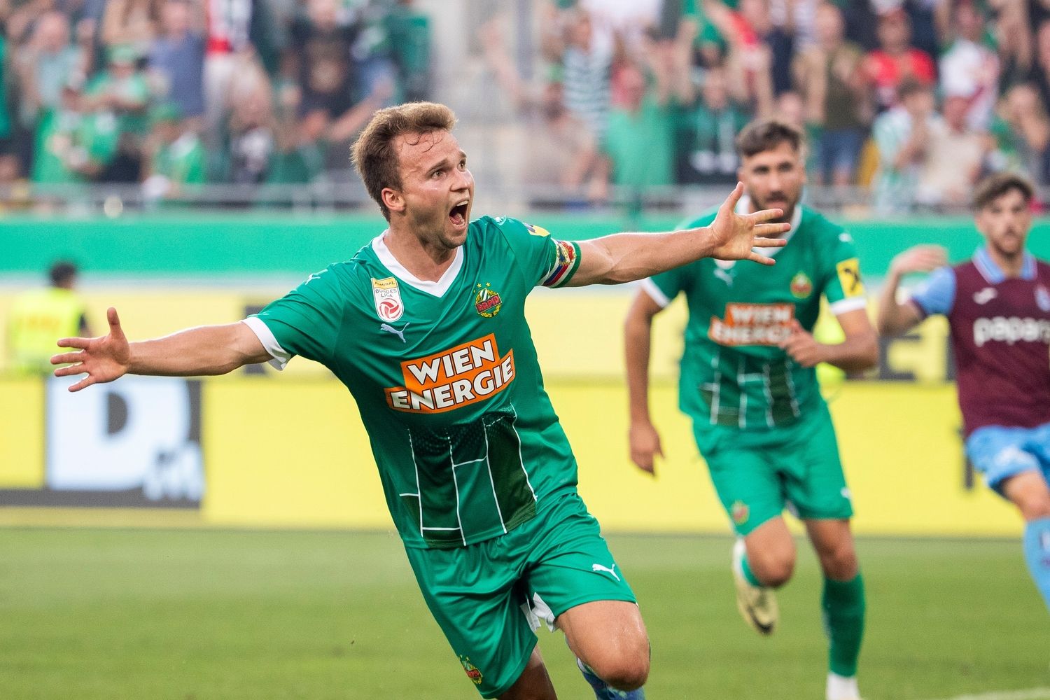 Kapitän Matthias Seidl bejubelt den Führungstreffer gegen Trabzonspor. 