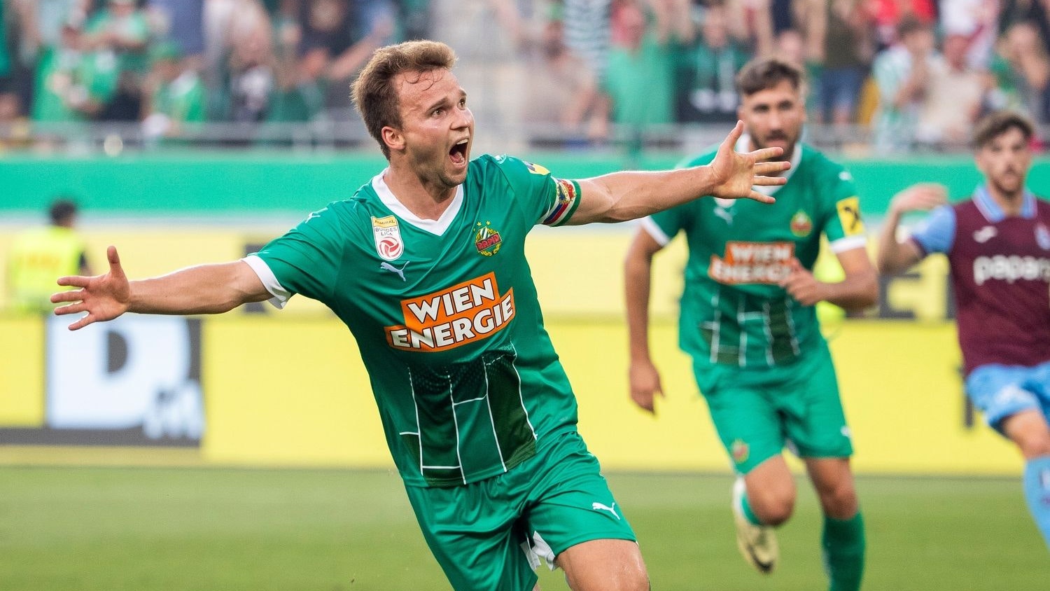 Kapitän Matthias Seidl bejubelt den Führungstreffer gegen Trabzonspor. 