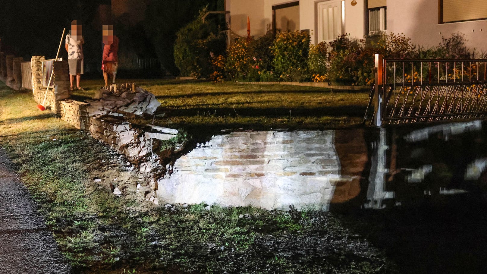 In Hartkirchen (Bezirk Eferding) wurden die Einsatzkräfte am späten Mittwochabend zu einer Personenrettung nach einem Verkehrsunfall alarmiert.