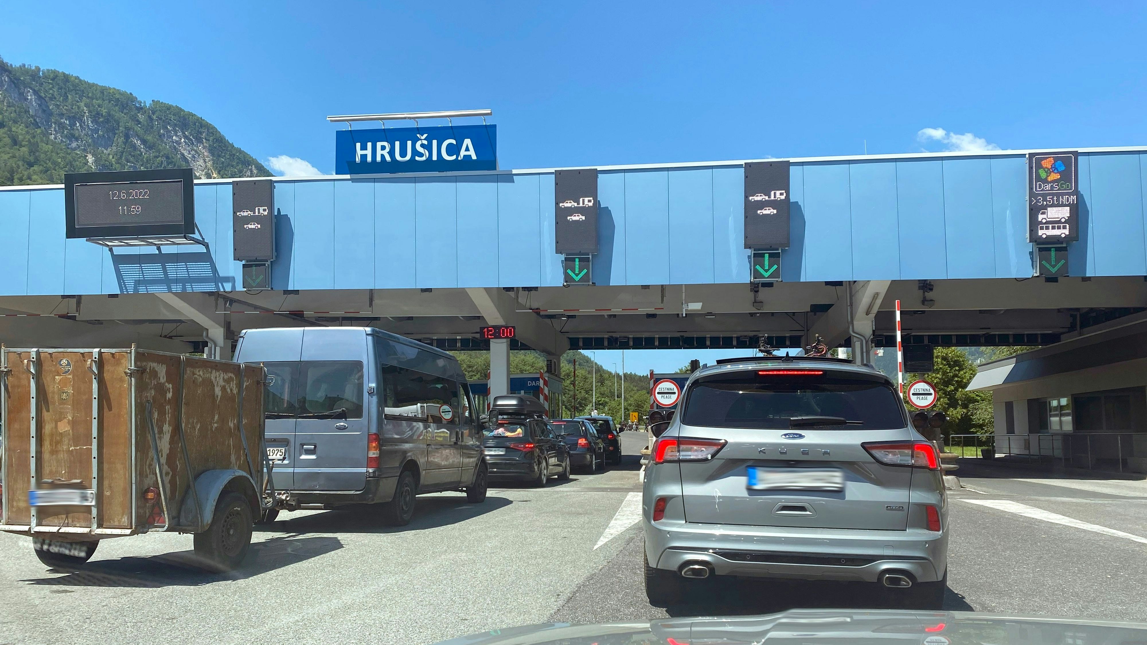 Download von www.picturedesk.com am 15.08.2024 (16:24).  Toll station in front of the Karawanken tunnel in Slovenia before the border crossing to Austria. Road traffic, cars, motorway, signs motorway toll, toll, toll, vignette, motorway vignette, - 20220612_PD19340 - Rechteinfo: Rights Managed (RM)