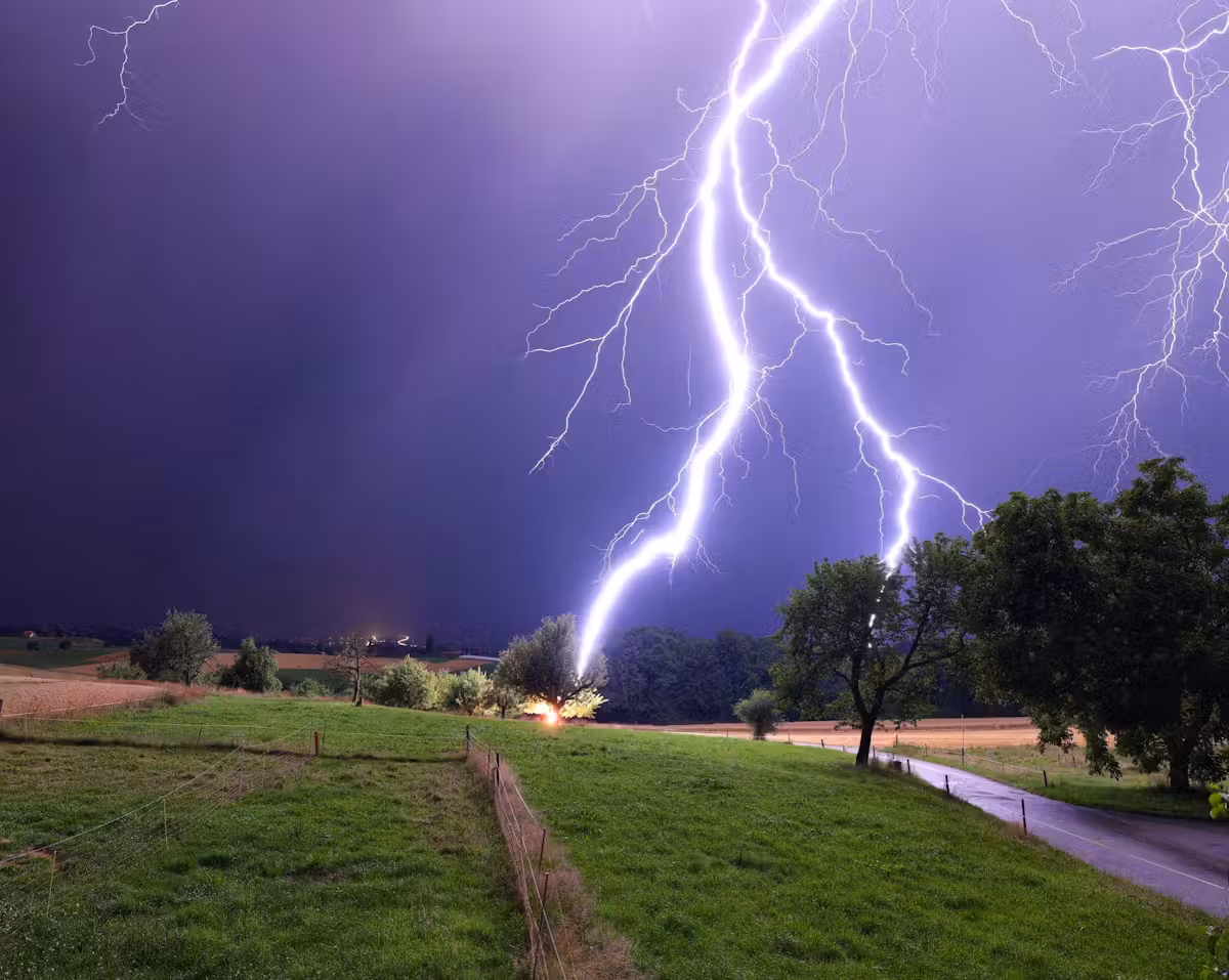 Die beiden Jugendlichen suchten während des Gewitters Schutz unter einem Baum.