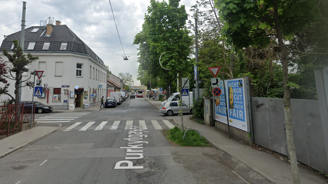 Wie von Sinnen raste der Motorradfahrer durch die Purkytgasse.